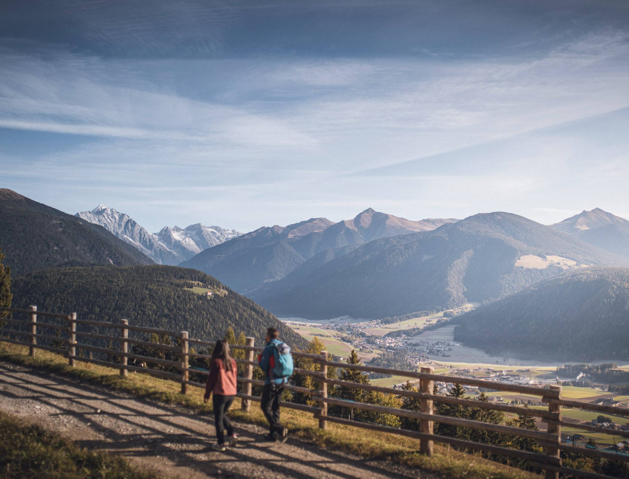 Zwei Personen wandern im Herbst
