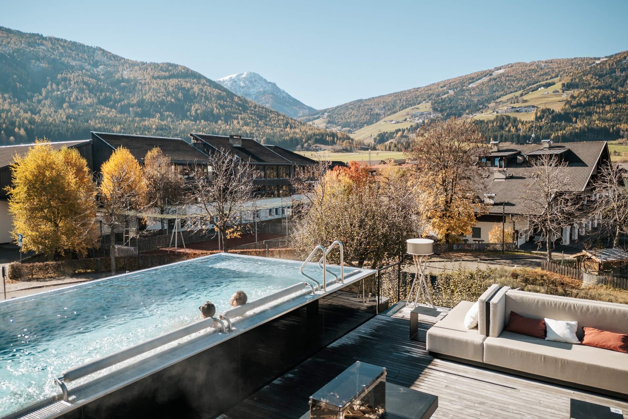 Outdoor Pool mit herbstlicher Aussicht