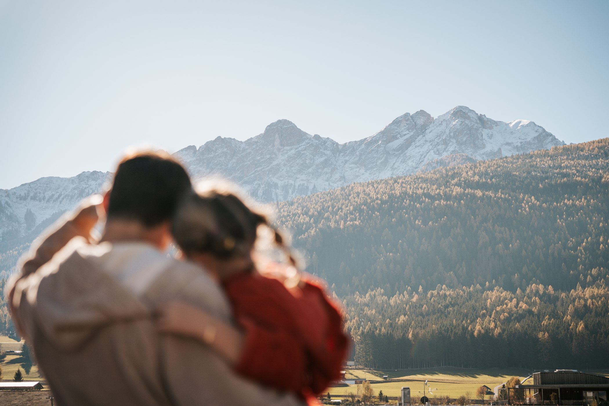 Vater mit Kind und herbstliche Aussicht