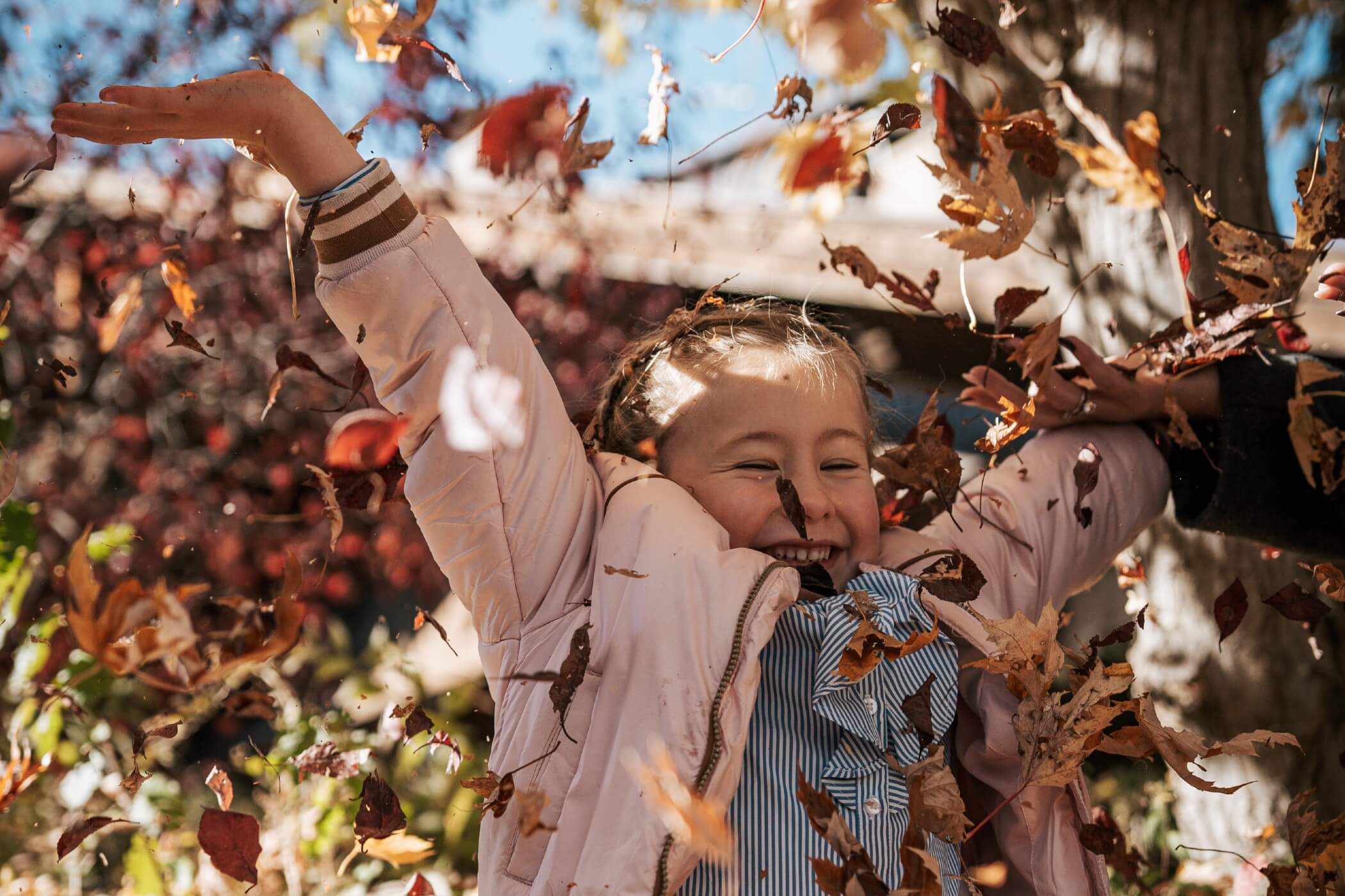 Kind mit Herbstlaub