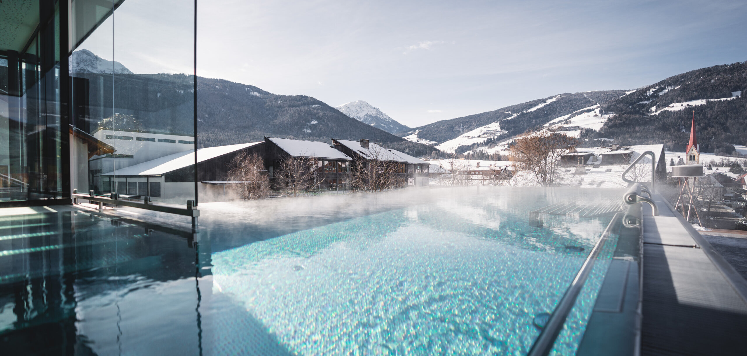 Outdoor pool in winter - Hotel Fameli