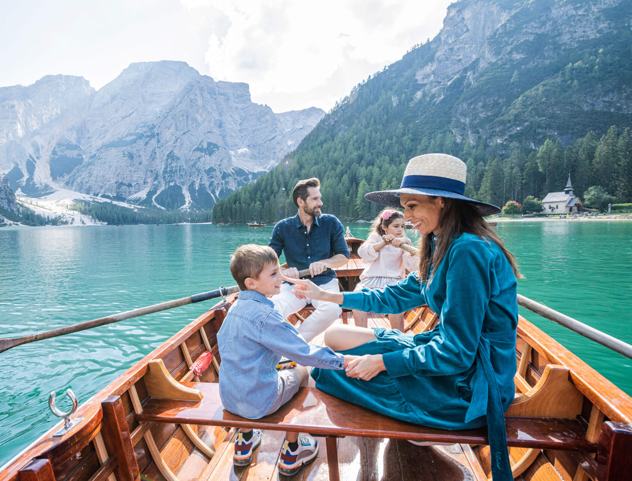 Family boat trip on Lake Braies - Hotel Fameli