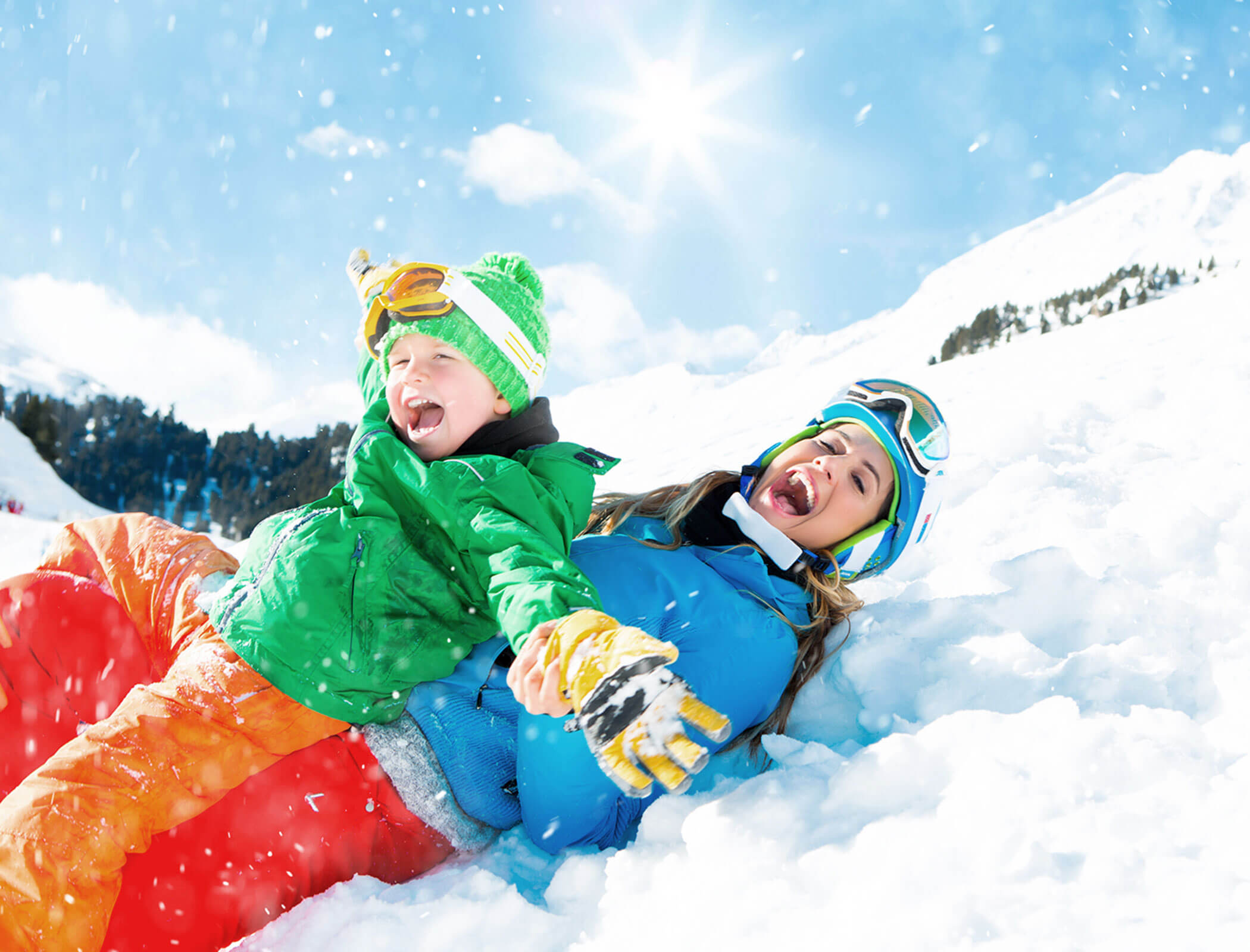 Woman and child playing in the snow - Hotel Fameli