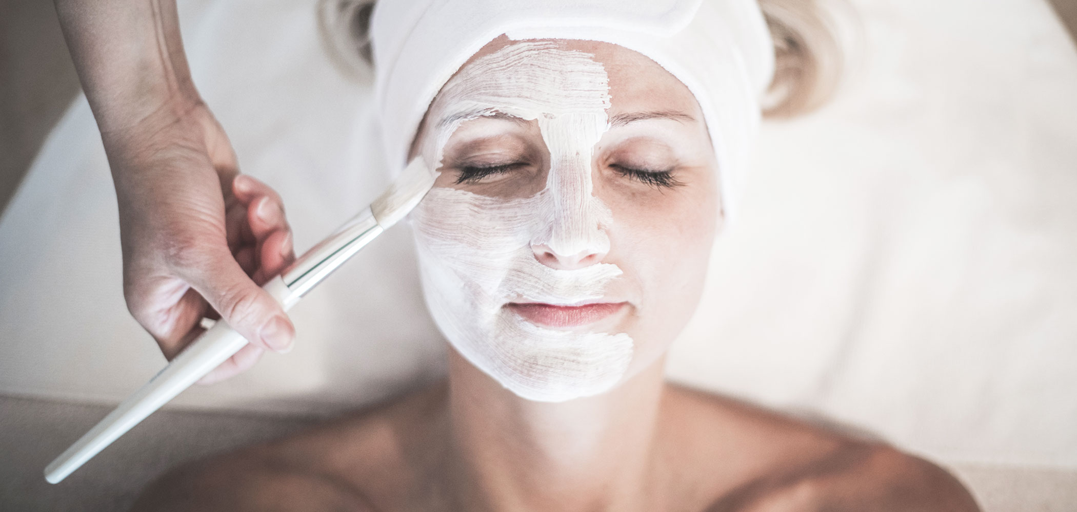 Woman enjoying a beauty treatment - Hotel Fameli