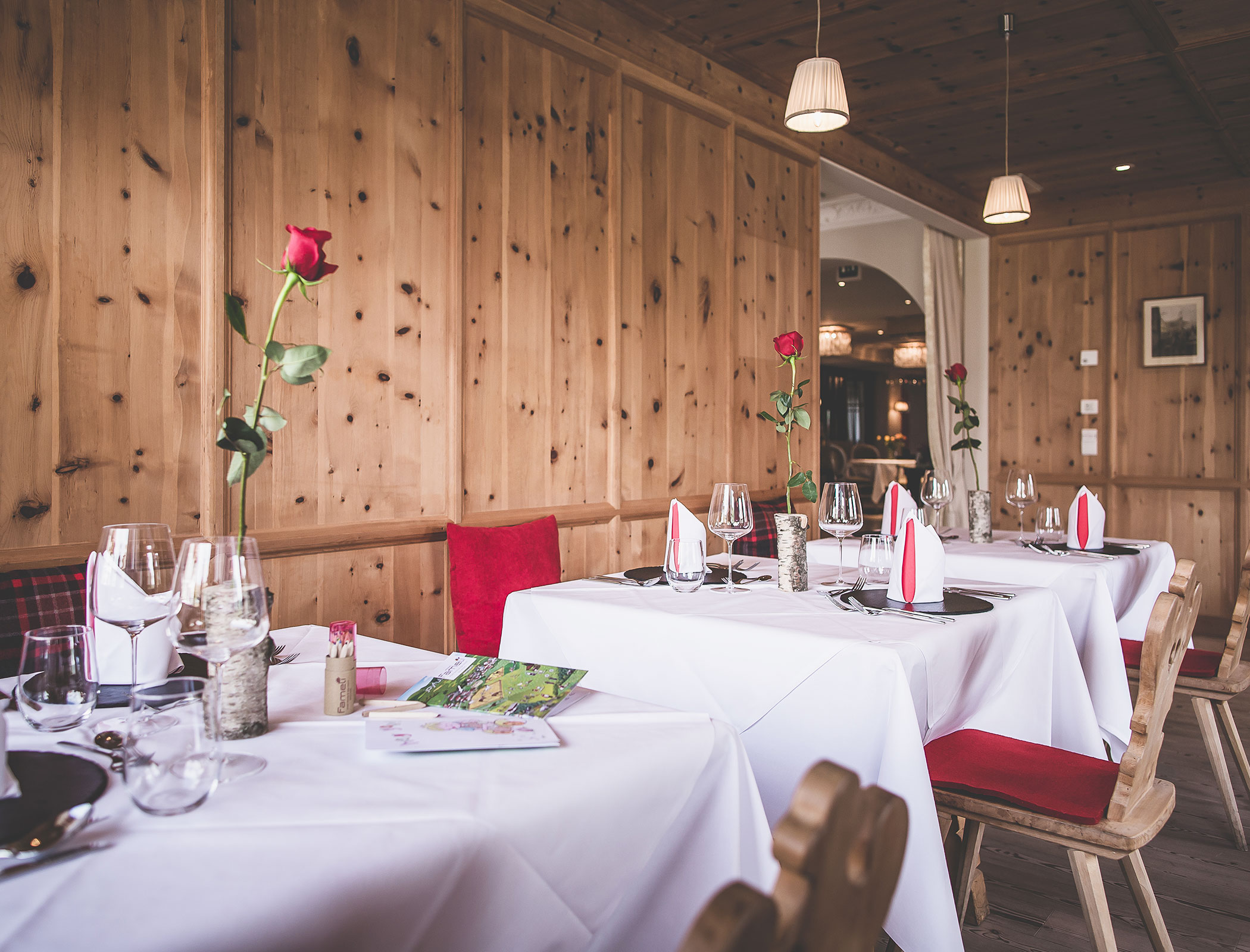 Table set with roses - Hotel Fameli