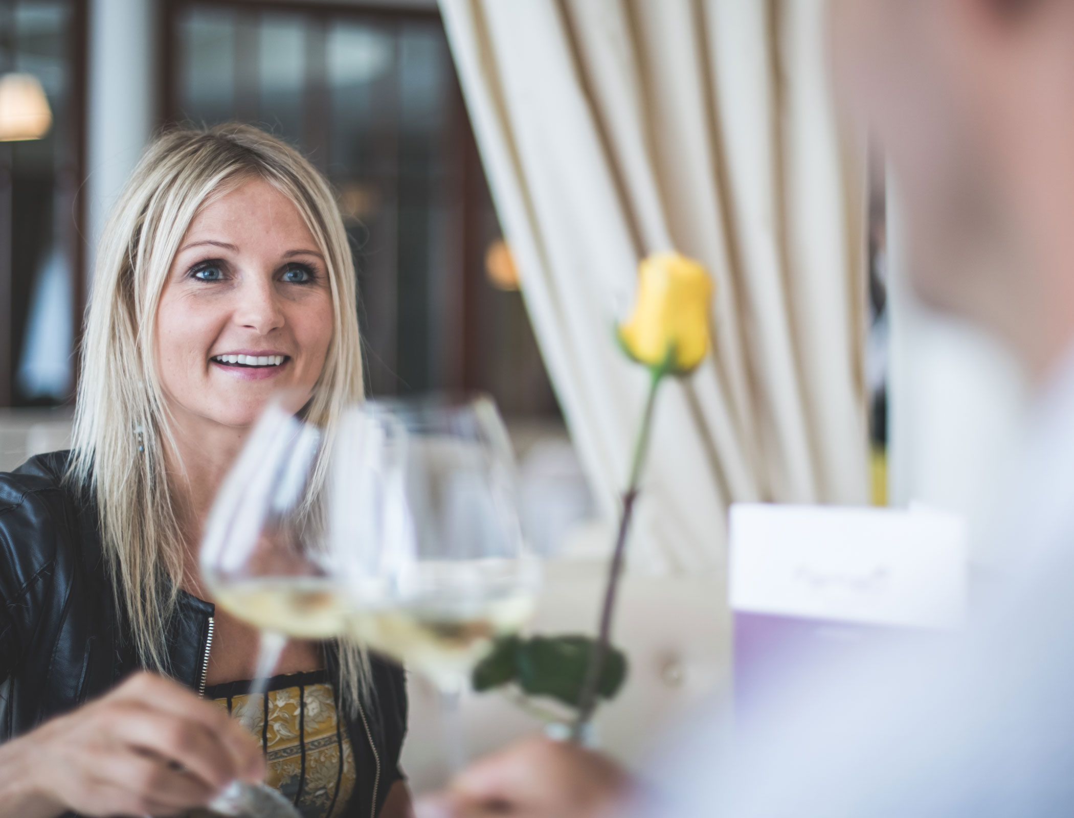 Man and woman drinking wine while eating - Hotel Fameli