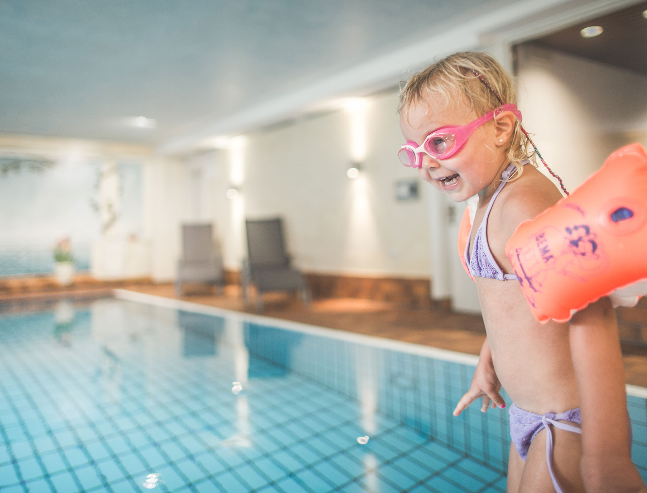 Child laughing in the pool - Hotel Fameli