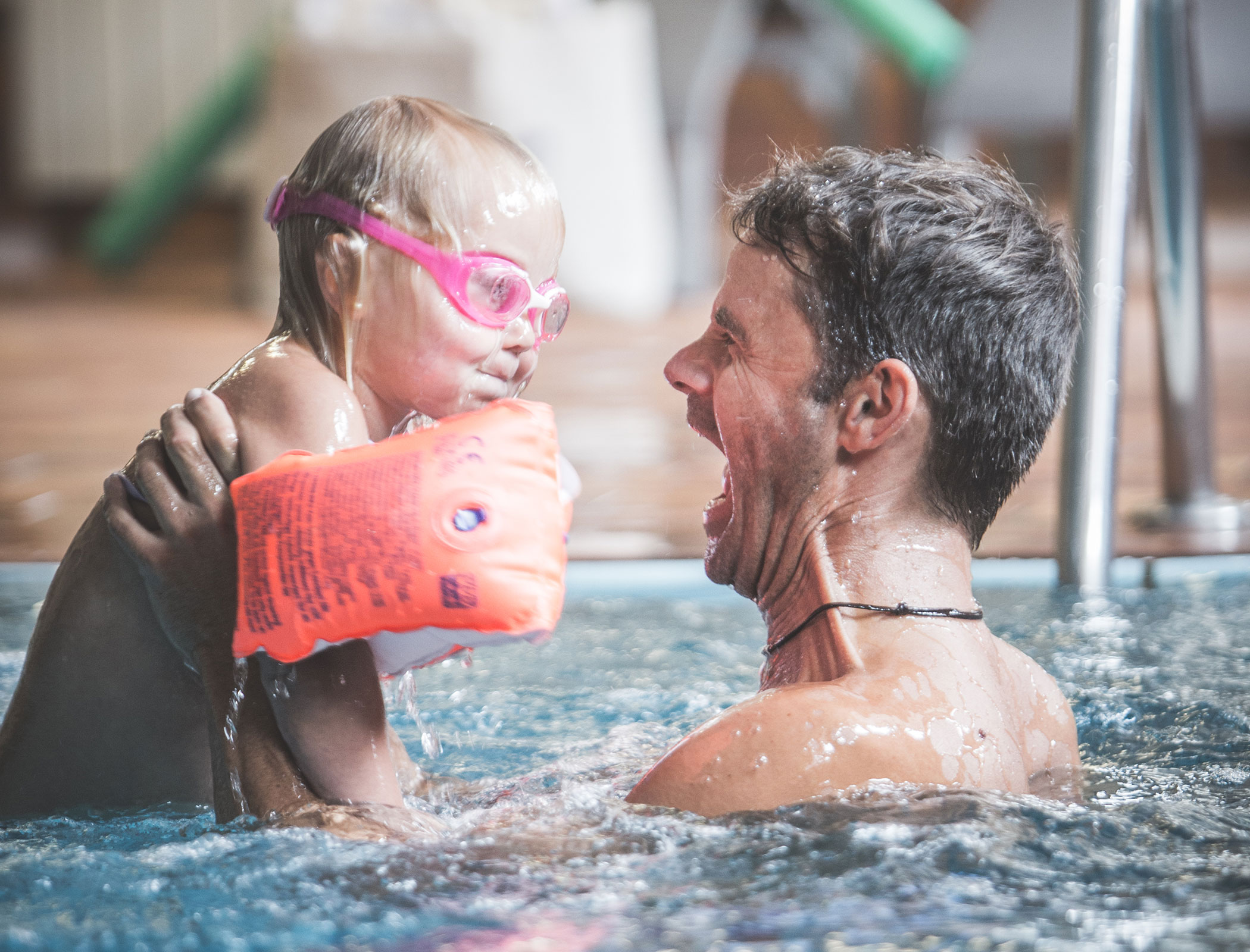 Man with child in the pool - Hotel Fameli