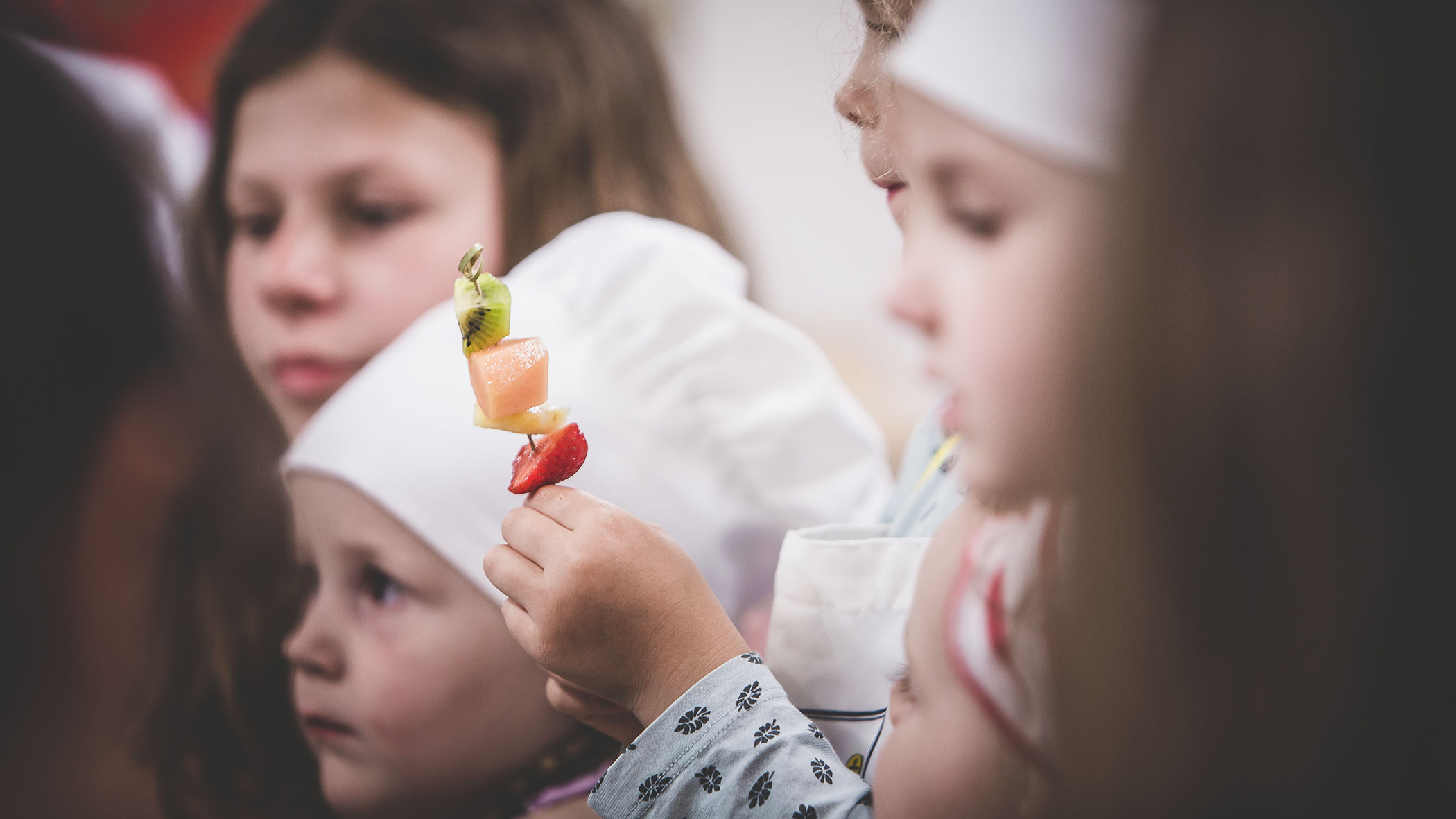 Children preparing fruit skewers - Hotel Fameli
