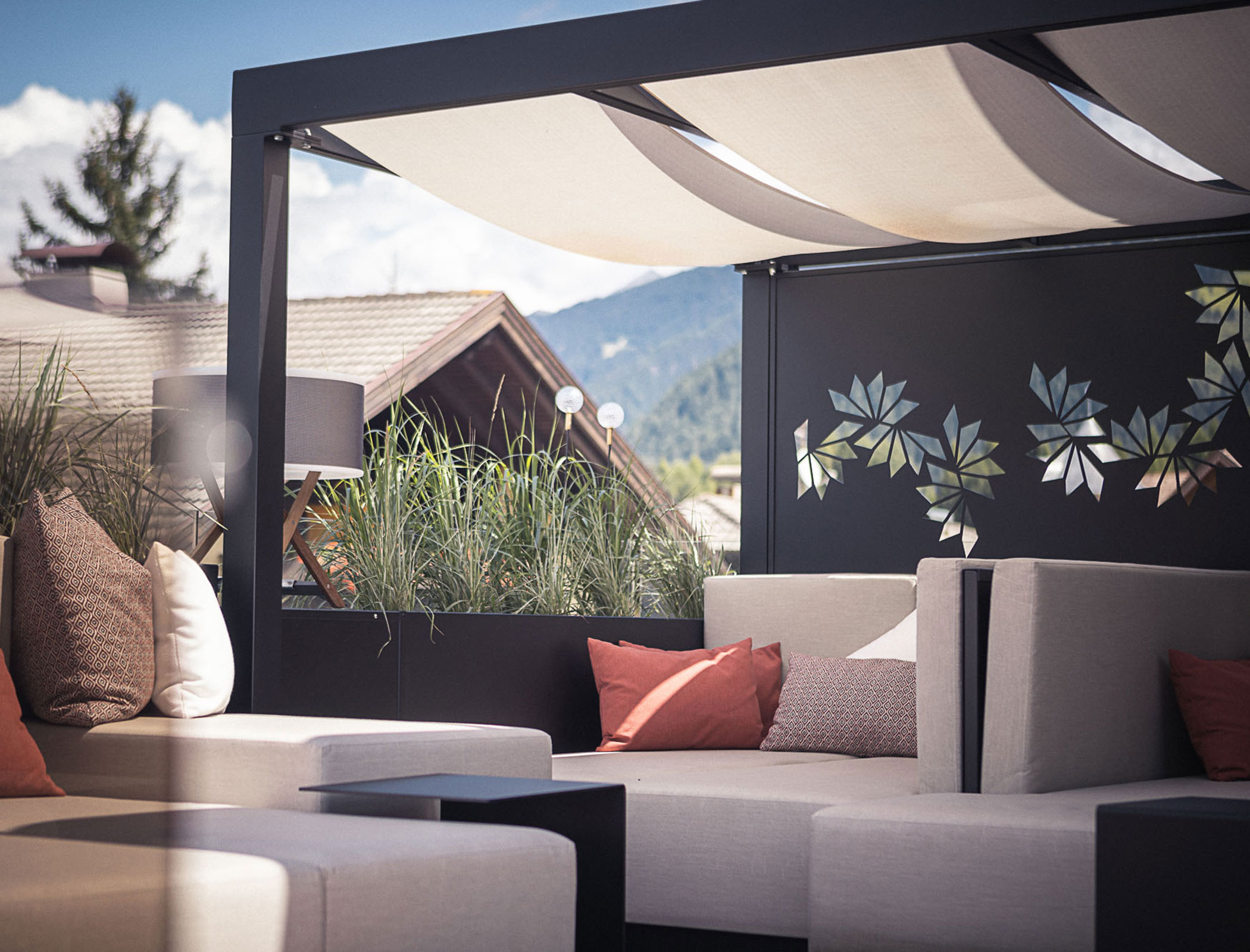 Lounge on the roof with sun loungers and flowers - Hotel Fameli