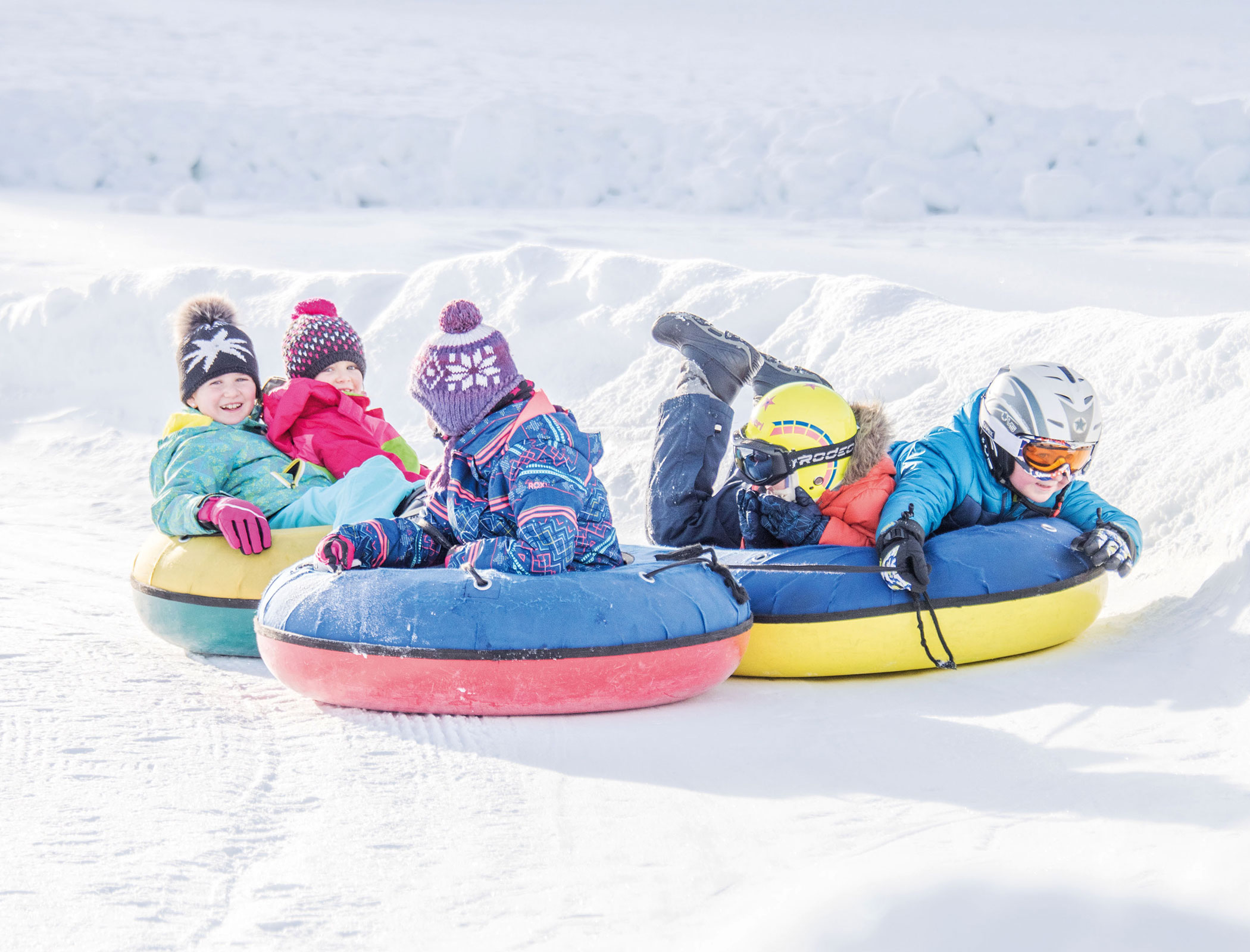 Children tubing in the snow - Hotel Fameli