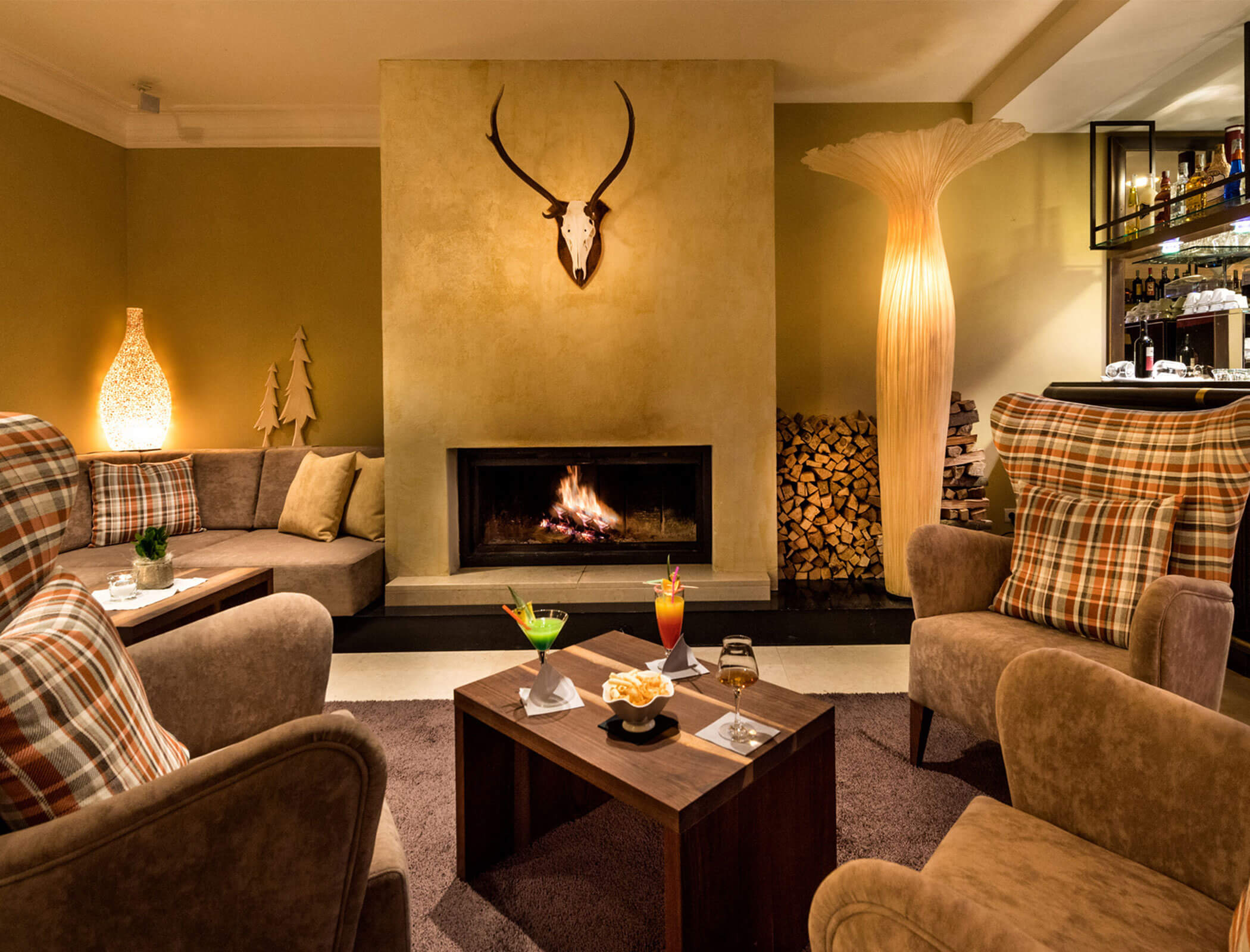 The fireplace room with cocktails - Hotel Fameli