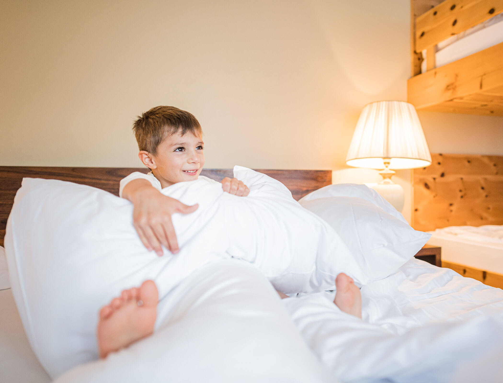 Child in bed - Hotel Fameli