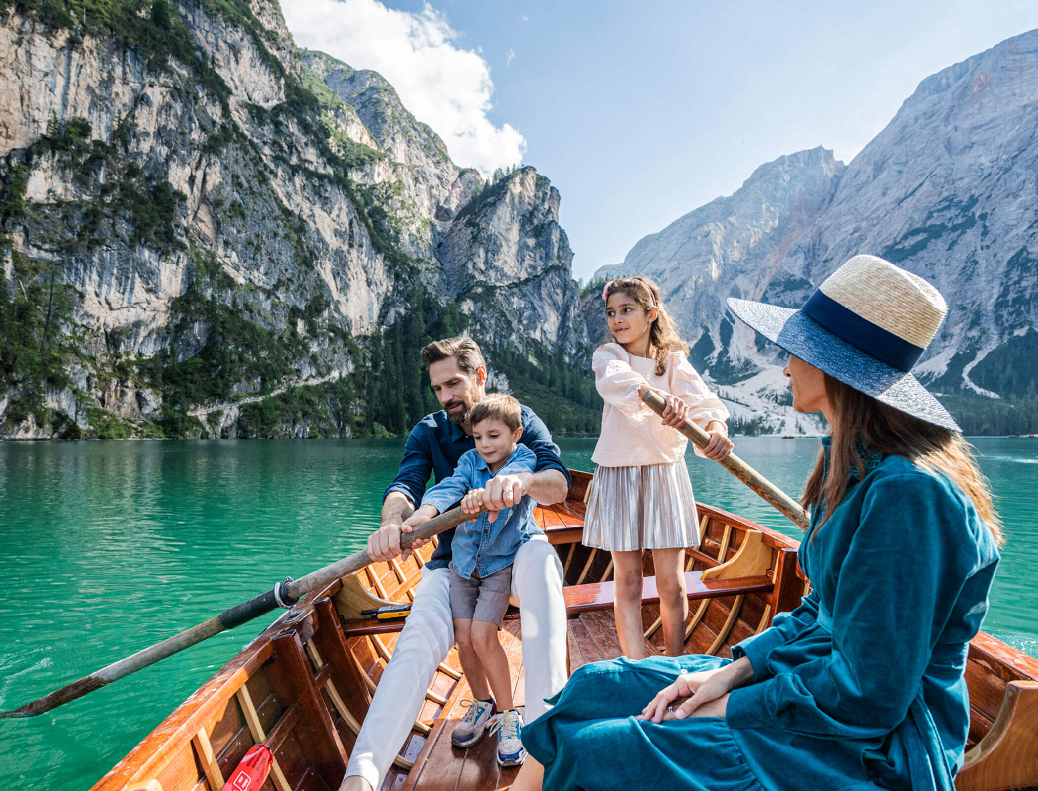 Family on a boat trip on Lake Braies - Hotel Fameli