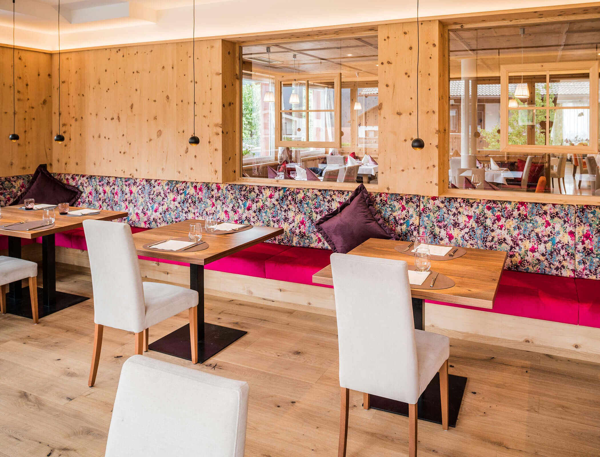 Ambience in the dining room - Hotel Fameli