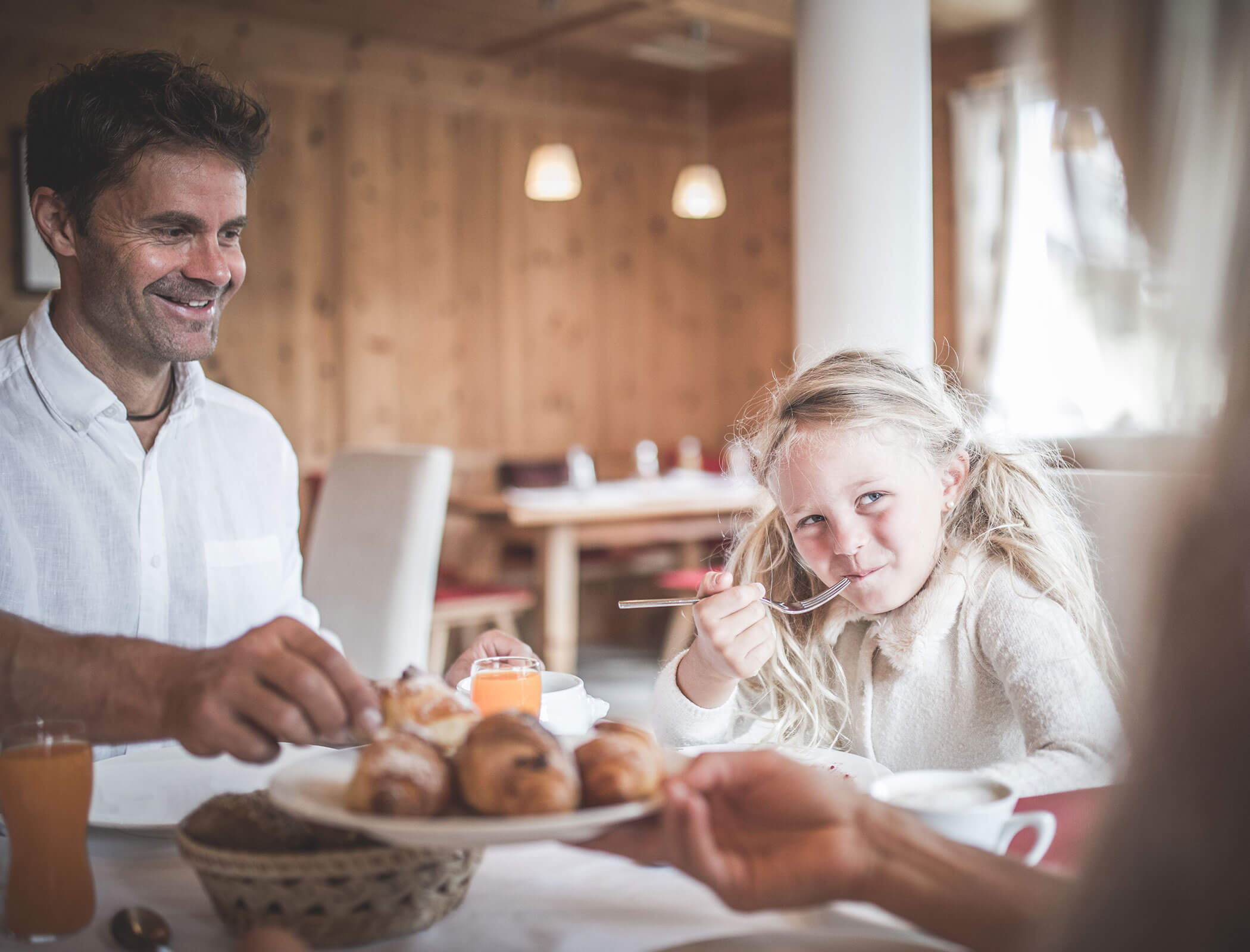 Man and child at breakfast - Hotel Fameli