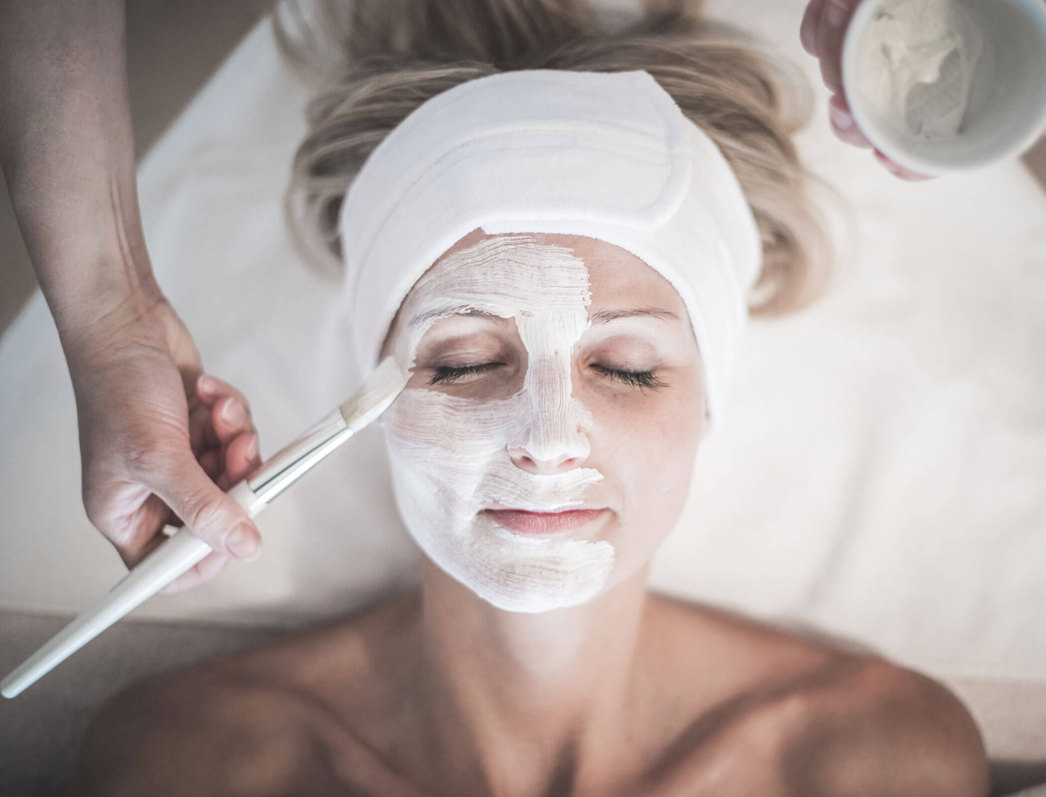 Woman receiving beauty treatment - Hotel Fameli