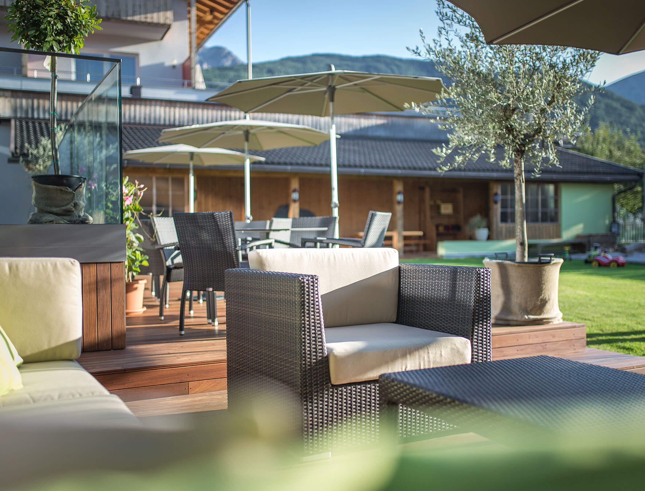 Garden lounge with parasols - Hotel Fameli