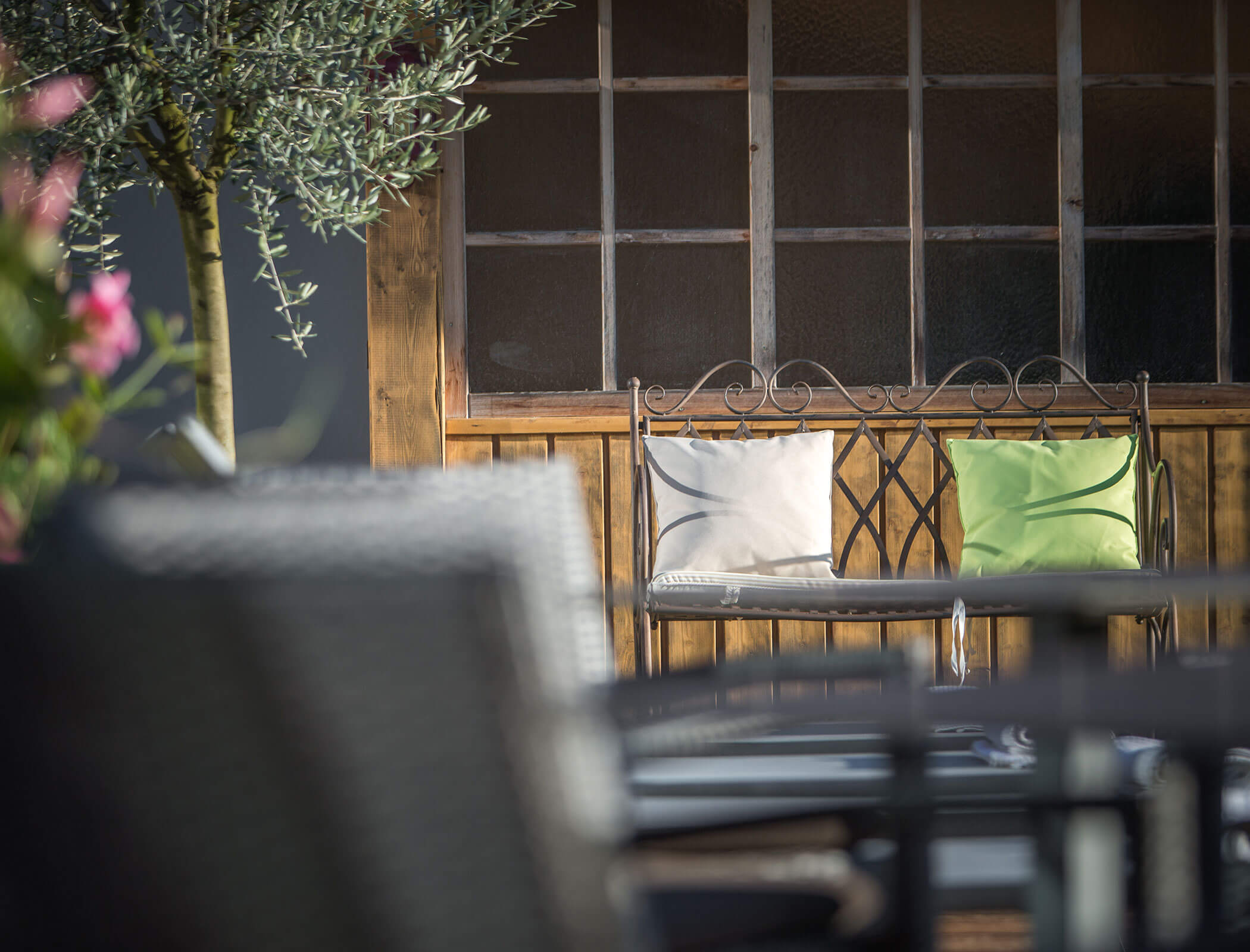 Garden lounge detail photo - Hotel Fameli