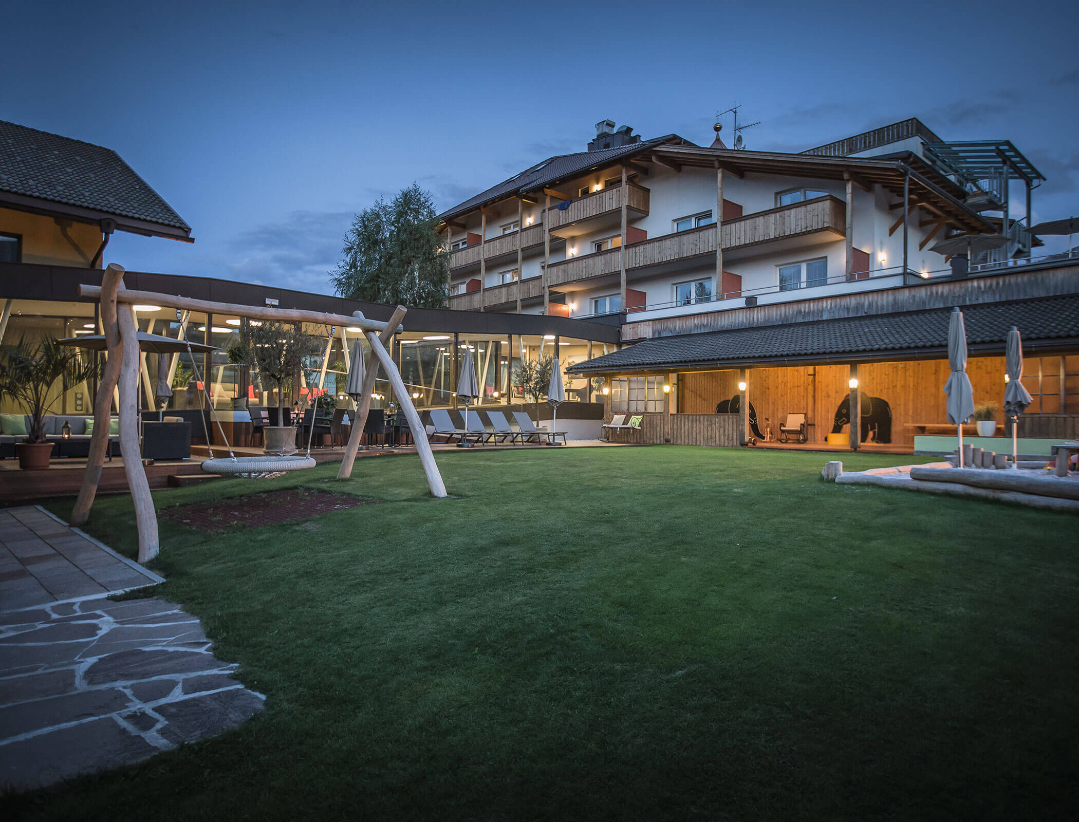 Hotel Fameli - Evening atmosphere in summer from outside