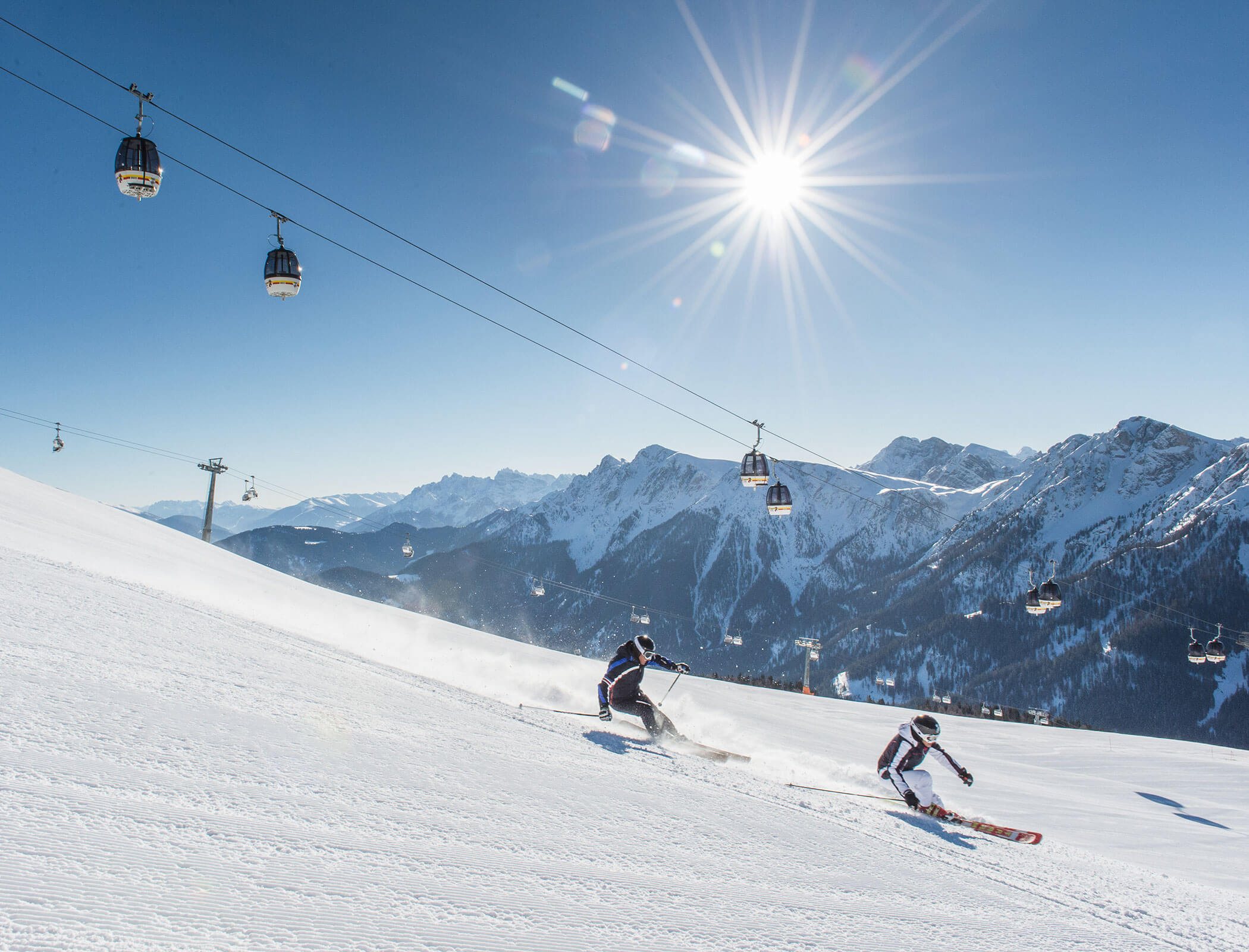 Skiing on Plan de Corones in the sunshine - Hotel Fameli
