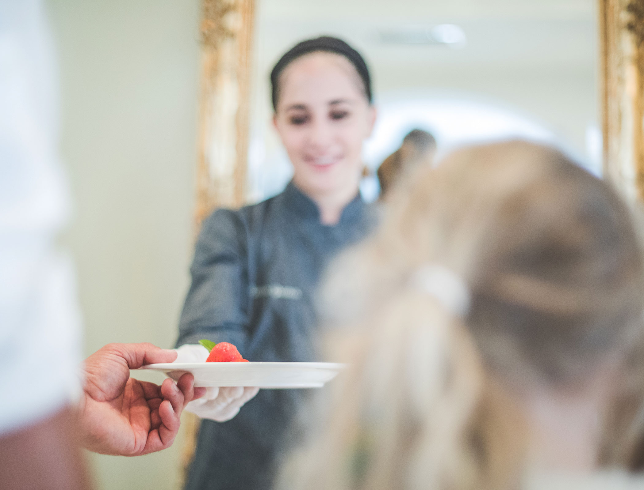 Plate with dessert is handed over - Hotel Fameli