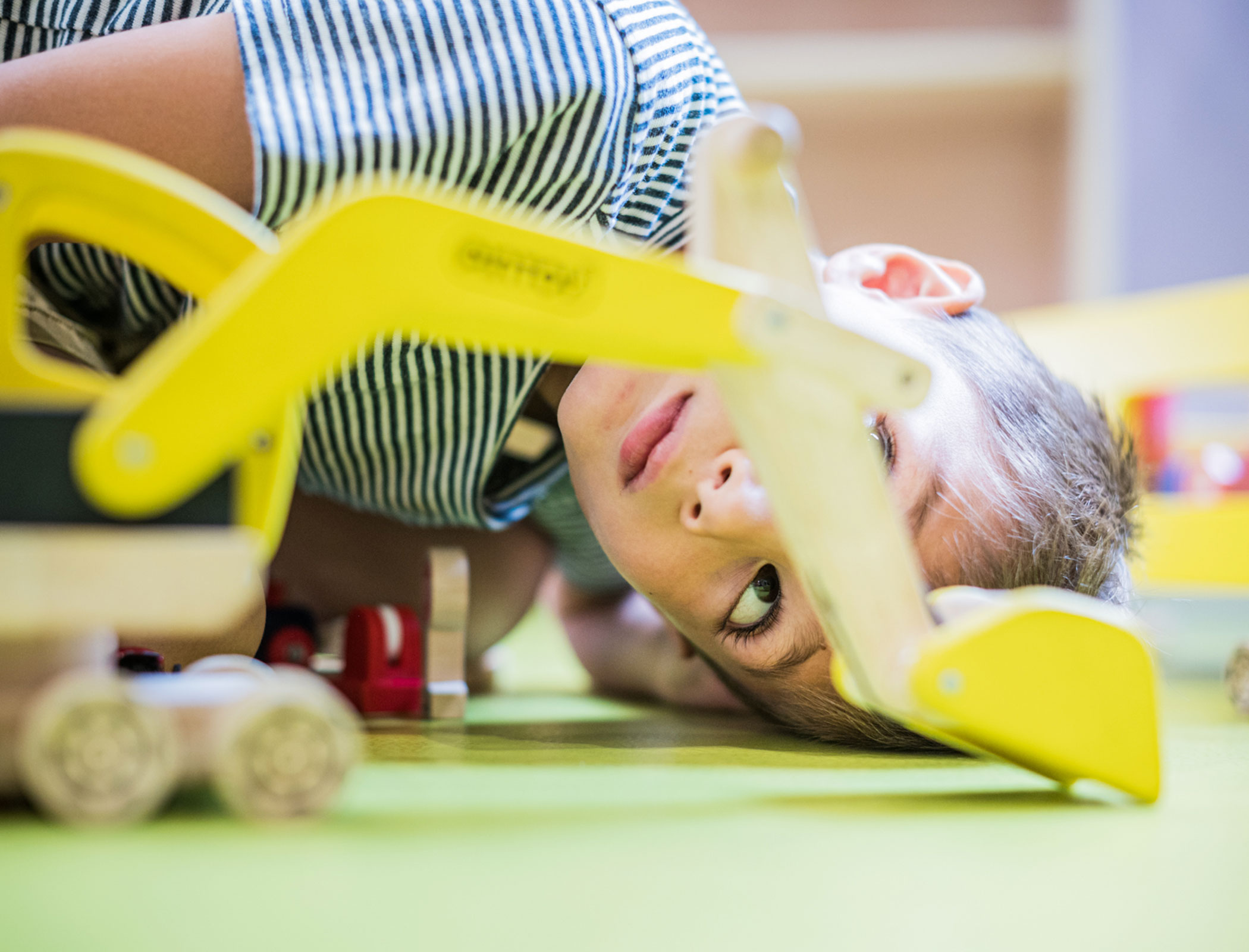 Boy playing with an excavator - Hotel Fameli