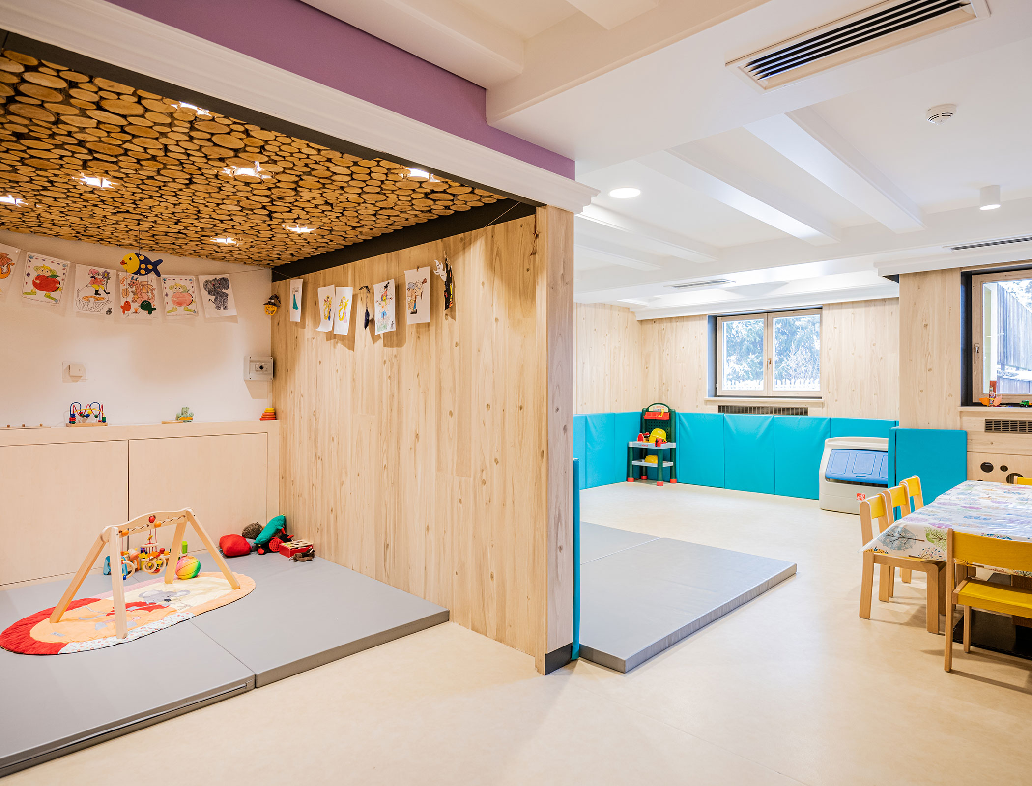 Mats on the floor in the playroom - Hotel Fameli