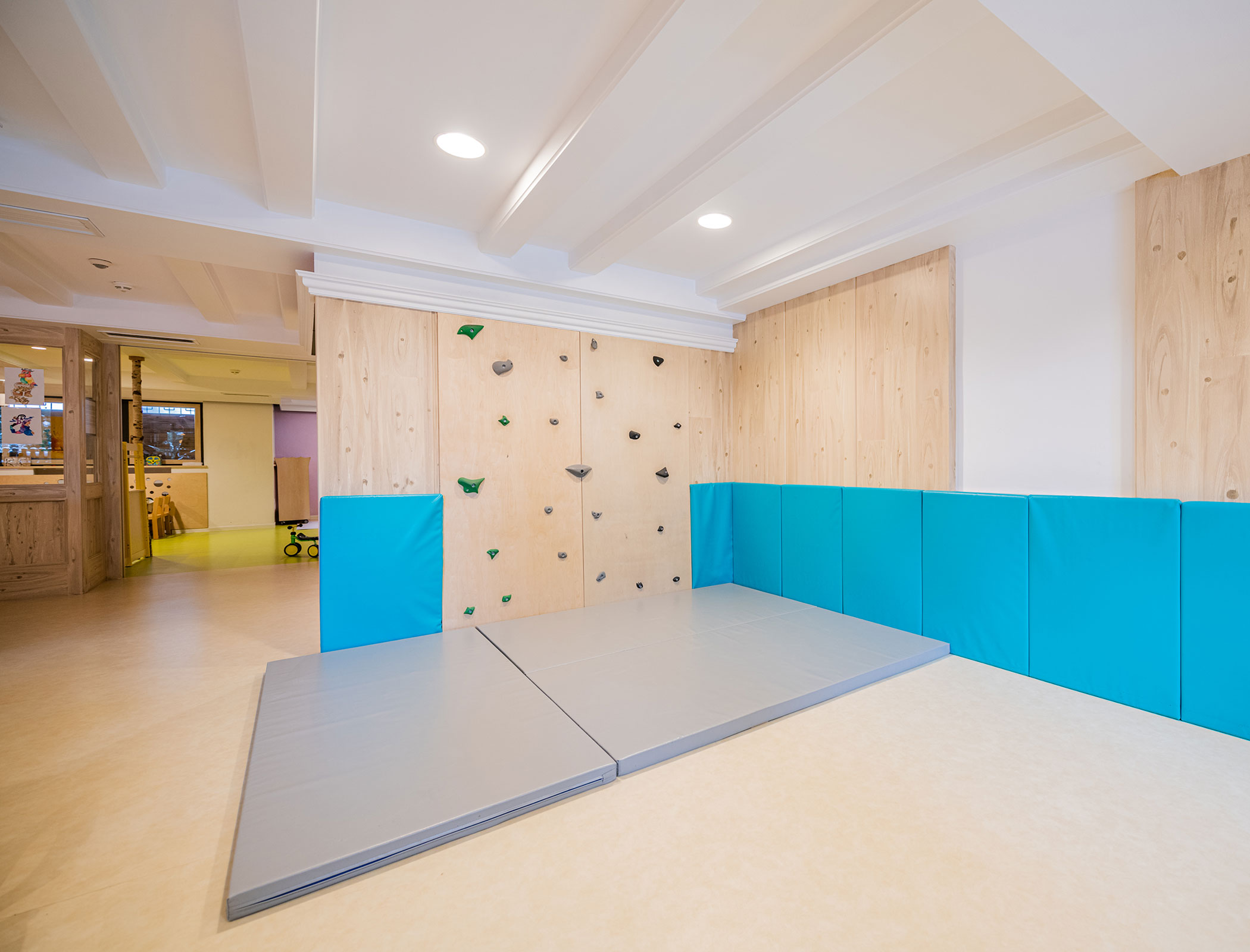 Climbing wall in the playroom - Hotel Fameli
