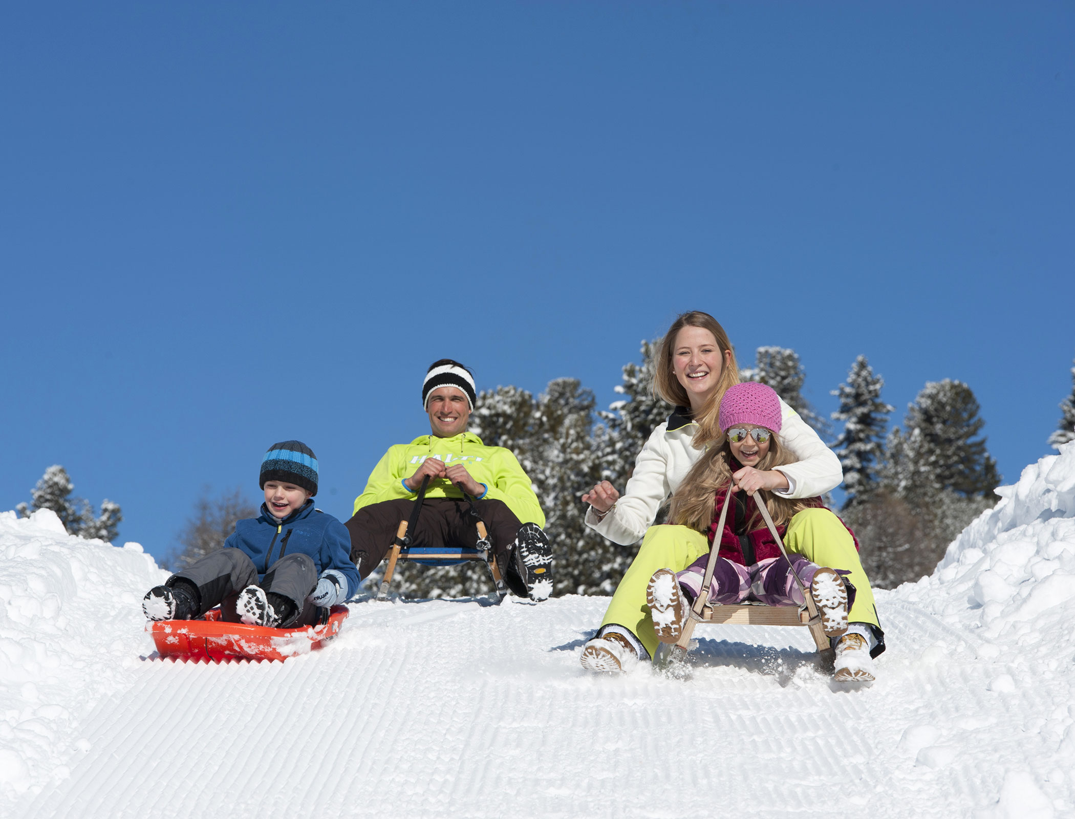 Slittino per famiglie in inverno in Val Pusteria - Hotel Fameli