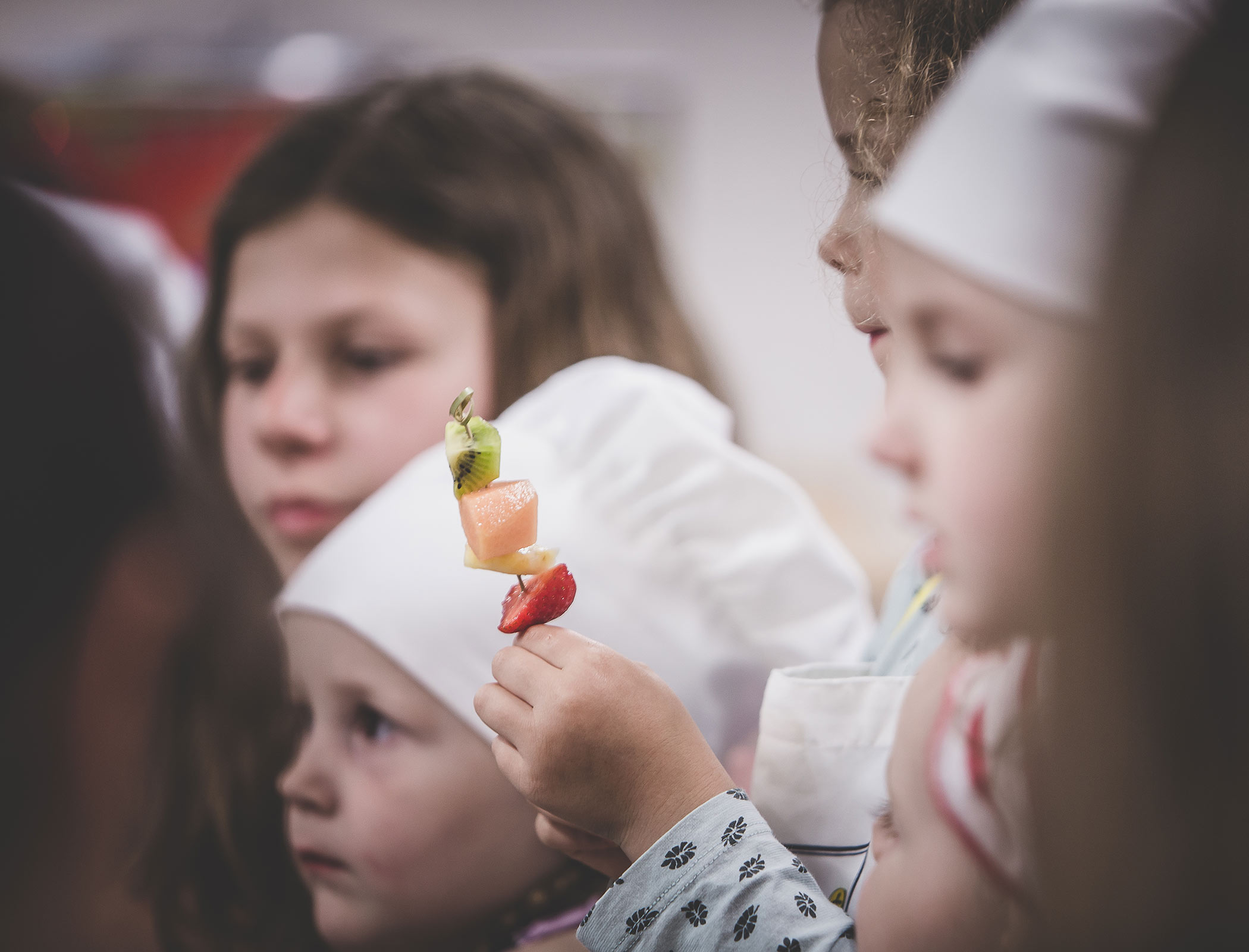 Children with fruit skewer - Hotel Fameli