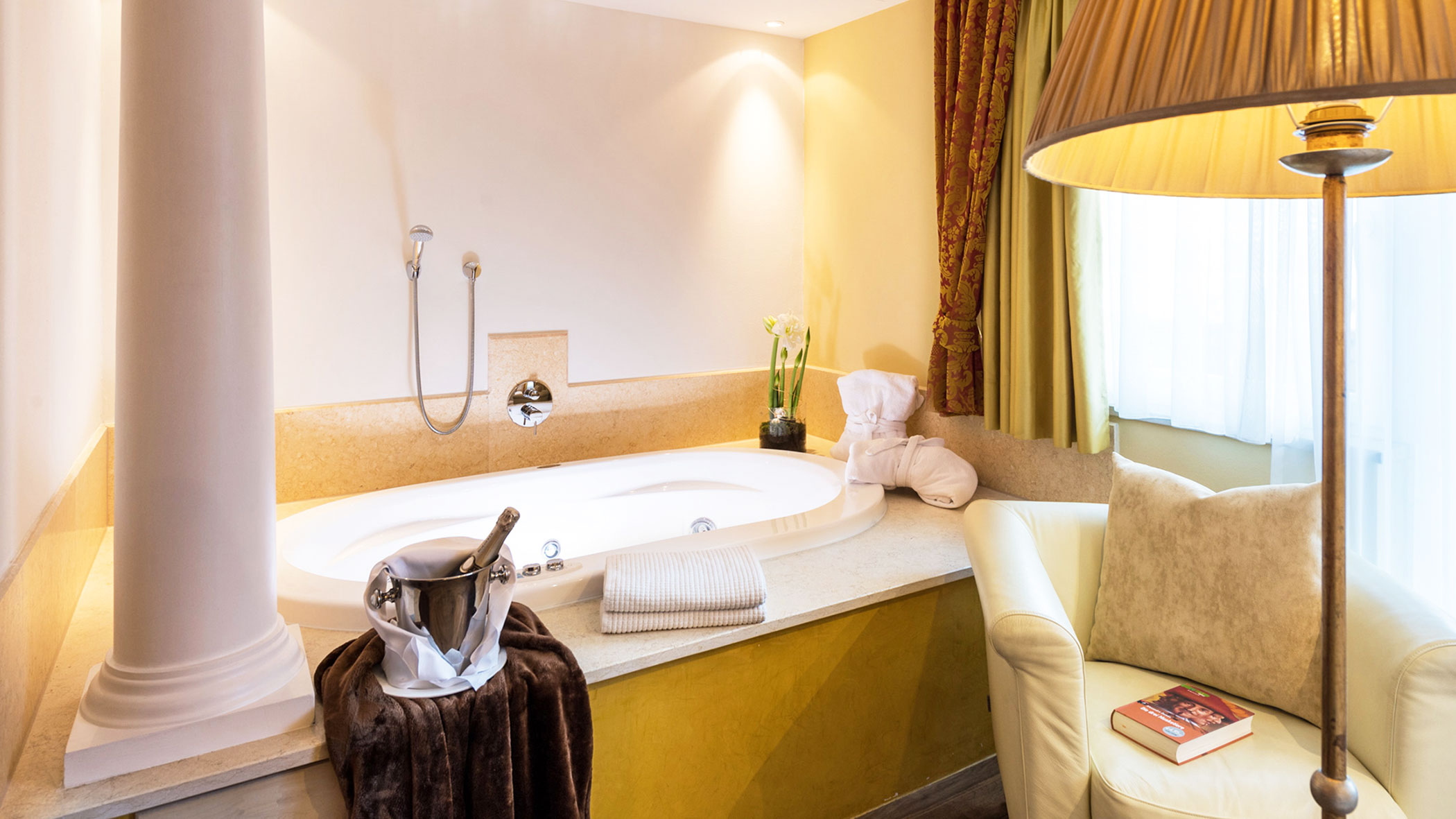 Champagne in the room with whirlpool and armchair - Hotel Fameli