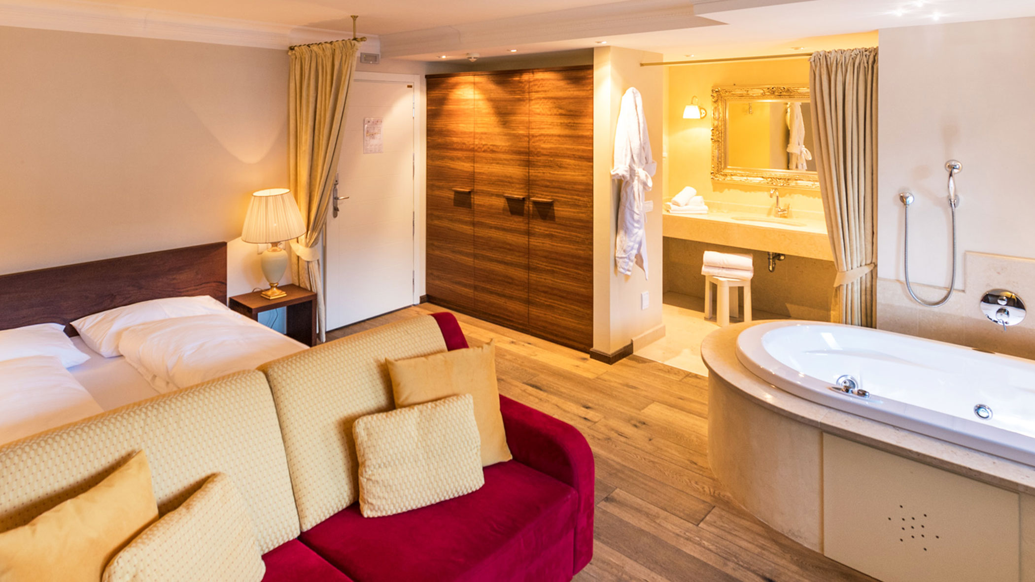 Suite in Valdaora with jacuzzi in bedroom - Hotel Fameli