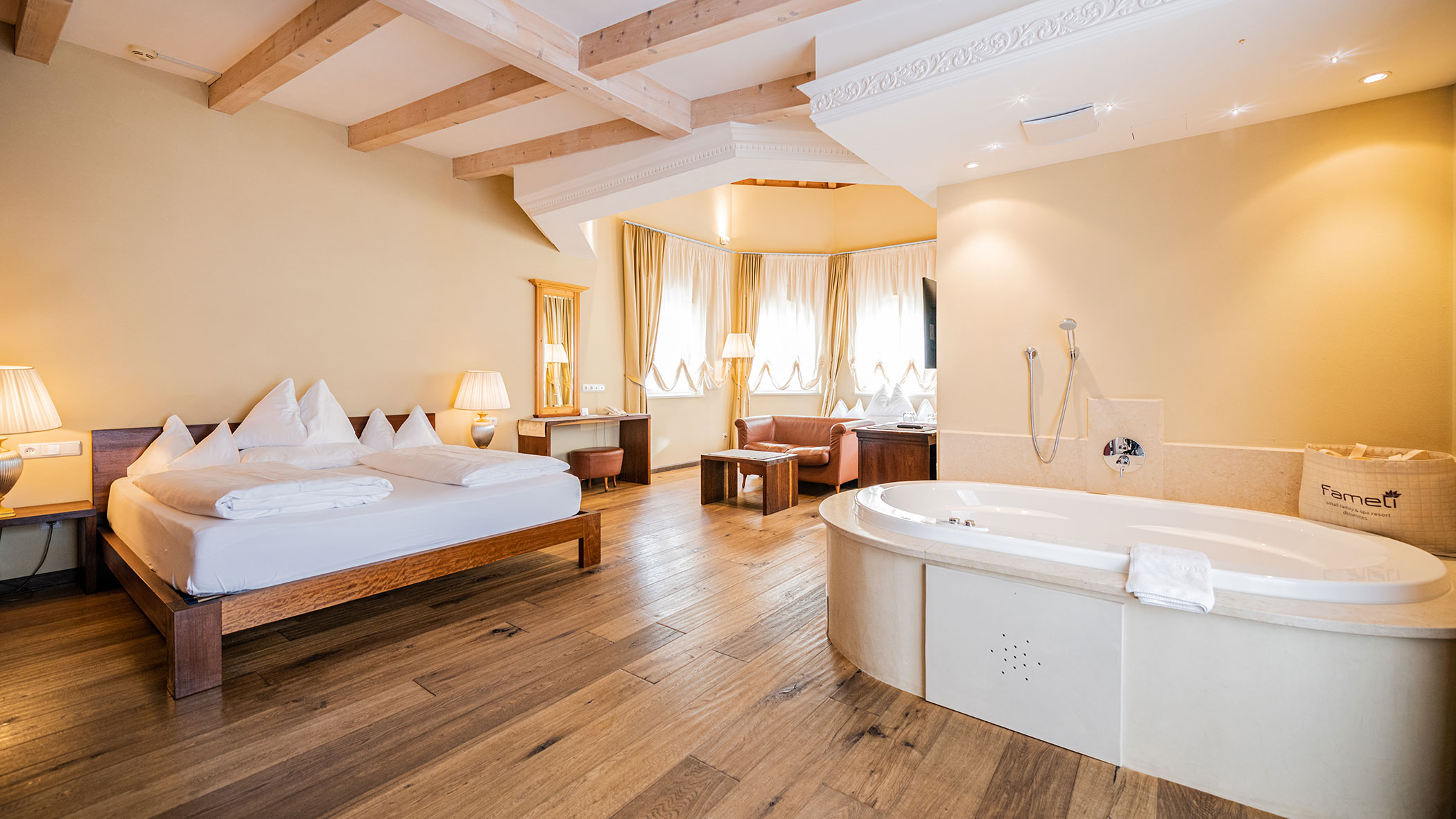 Jacuzzi Suite - interior view - Hotel Fameli