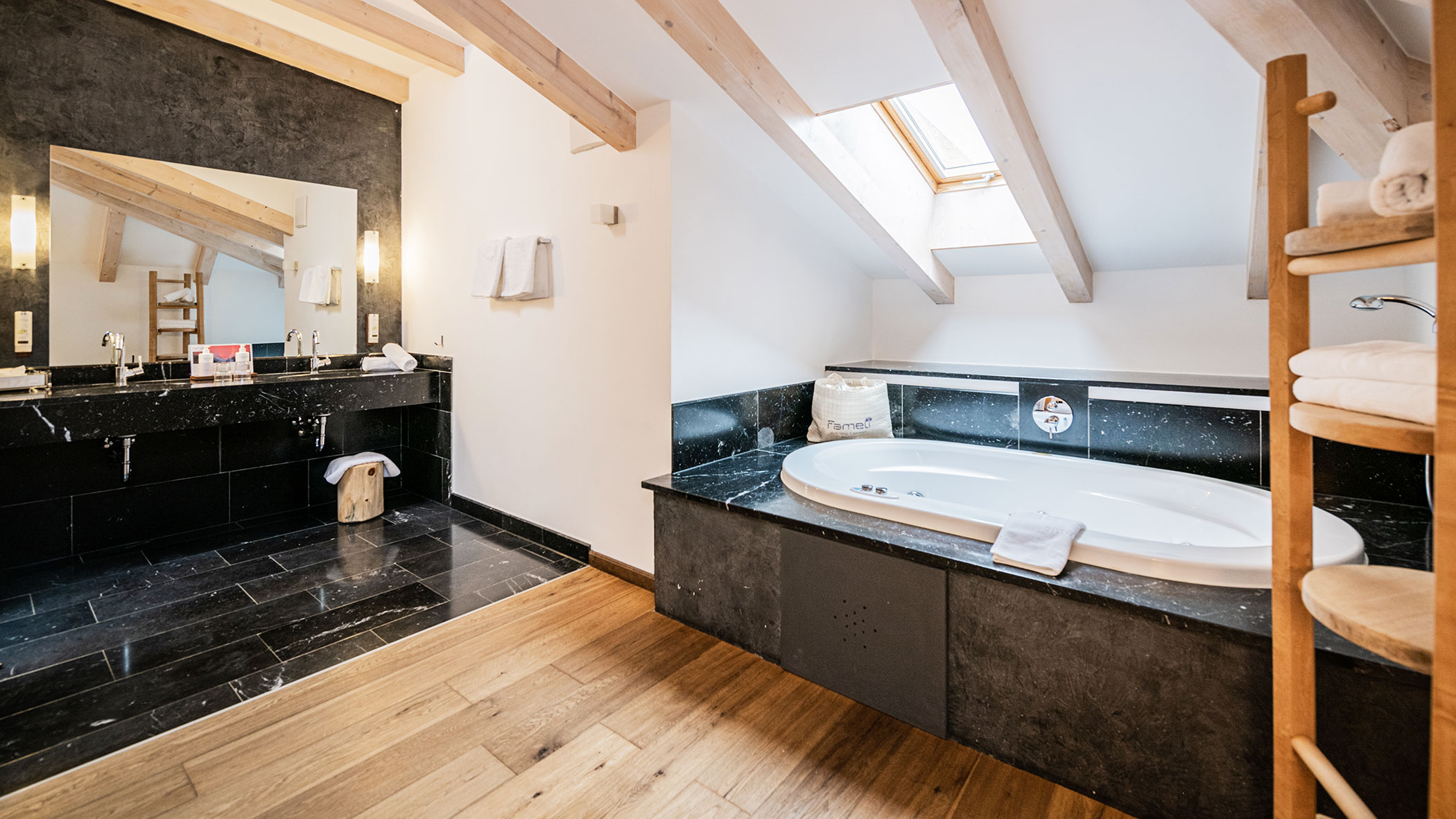 Whirlpool bath in Suite Fameli - Hotel Fameli