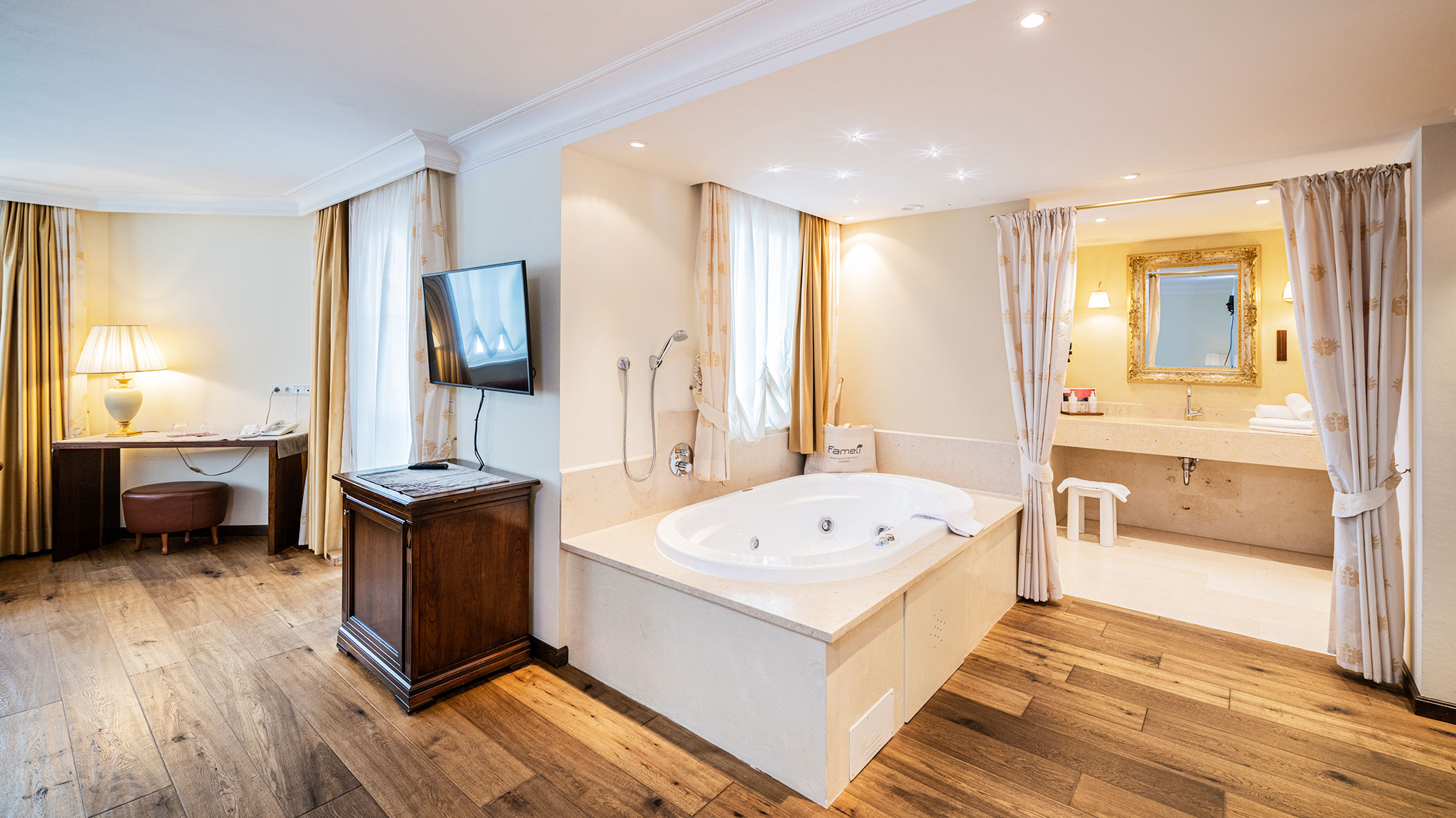 Jacuzzi Suite - Hotel Fameli