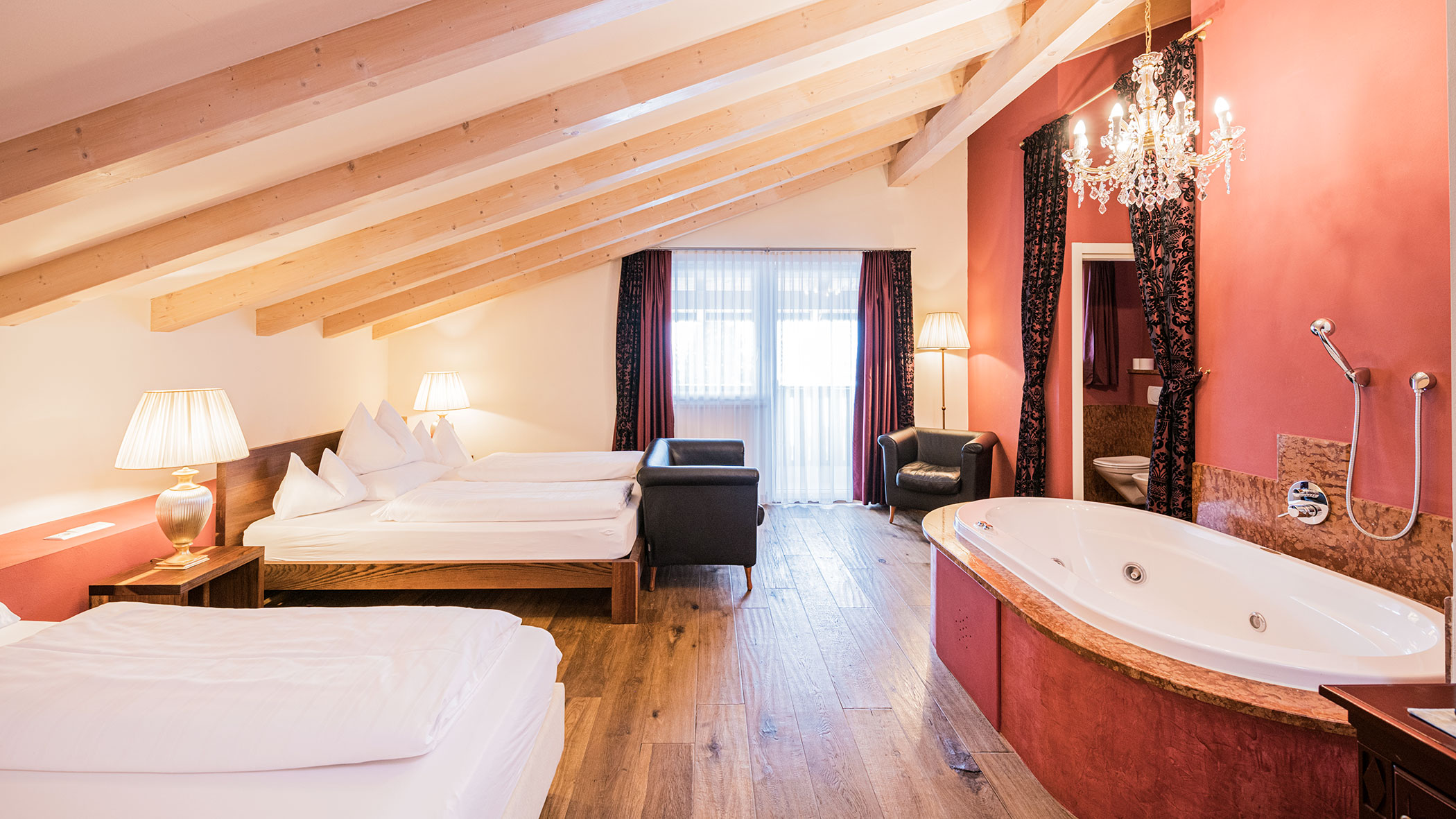 Jacuzzi in the Fameli Design suite - Hotel Fameli