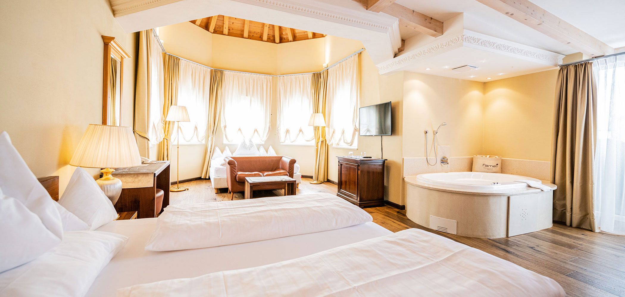 Jacuzzi Suites - Hotel Fameli