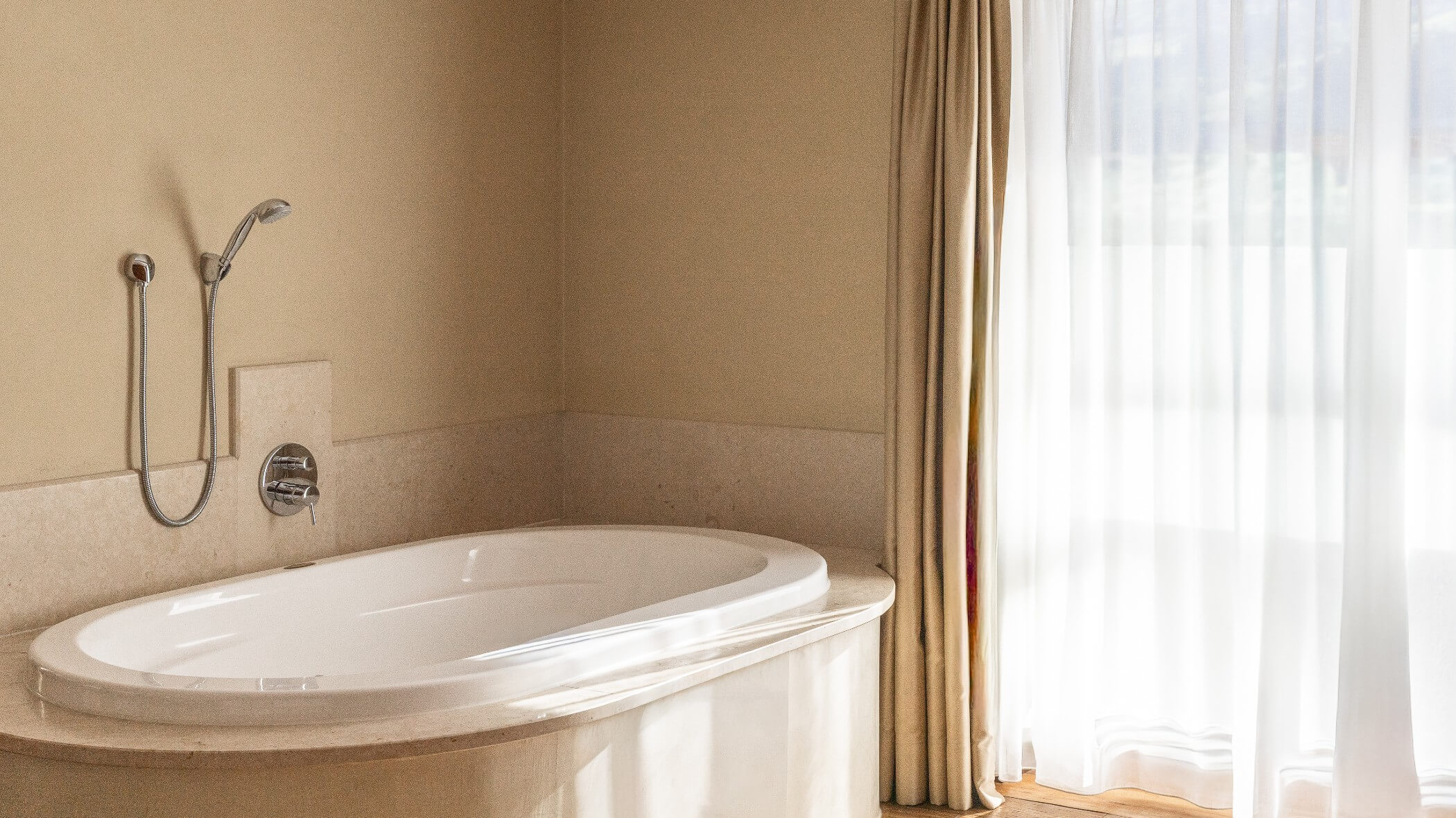 Jacuzzi Whirlpool mit beigen Marmor