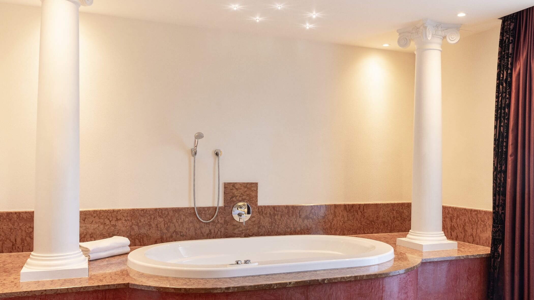 Jacuzzi Whirlpool mit rotem Marmor