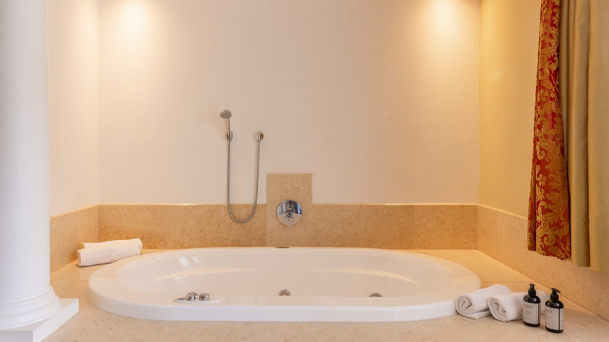 Jacuzzi Whirlpool mit beigem Marmor