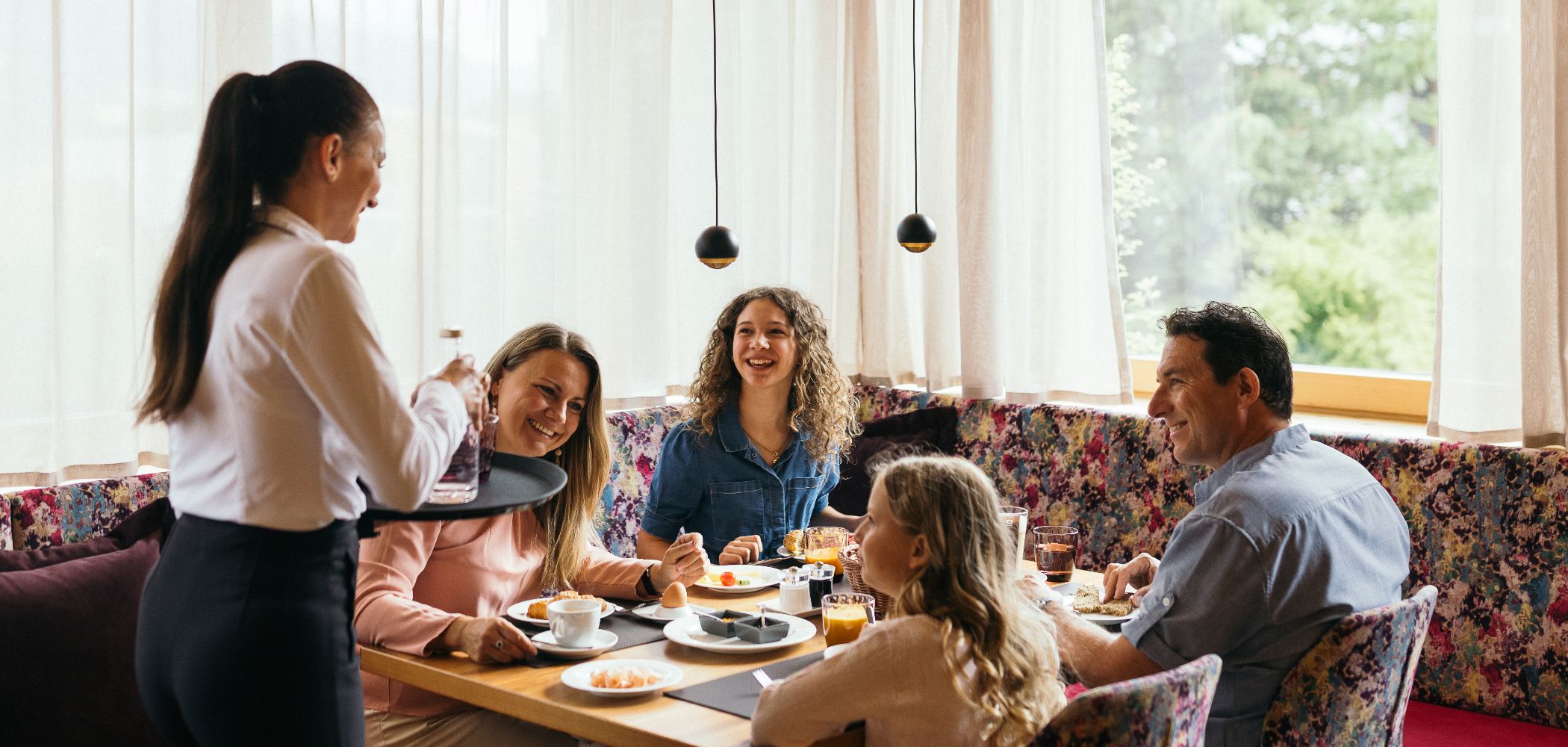 Familie beim Frühstücken 