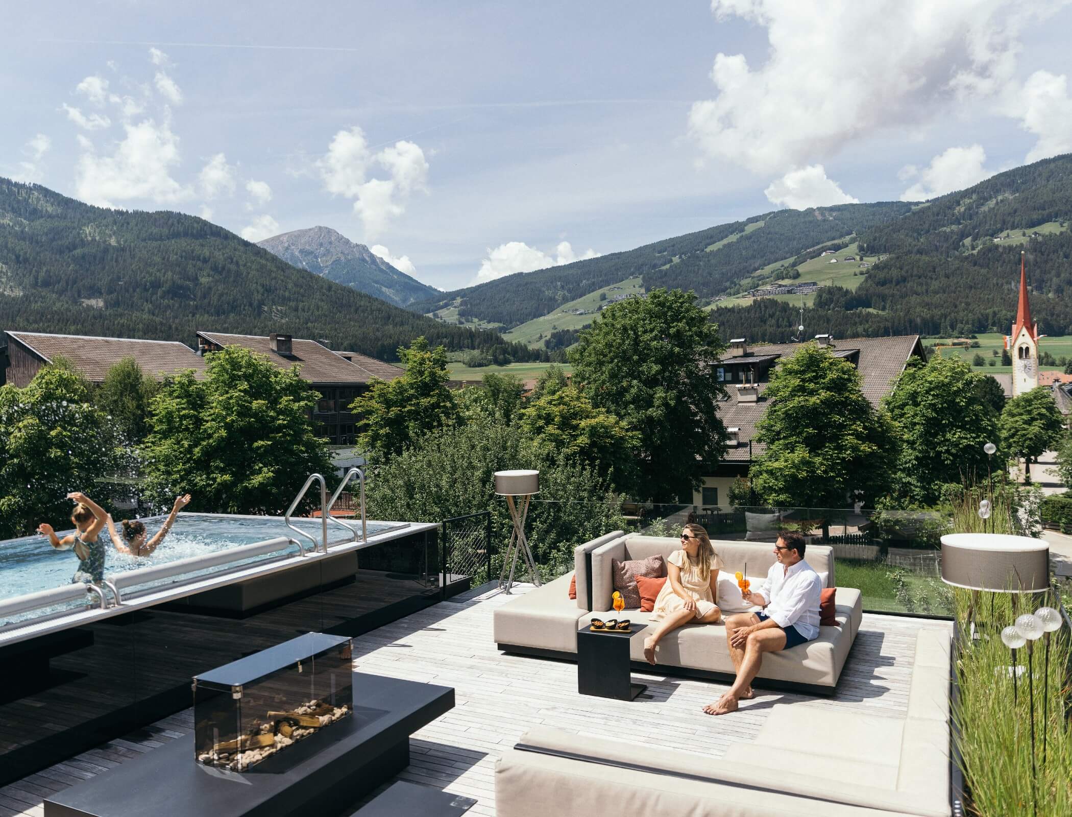 Eltern relaxen am Pool