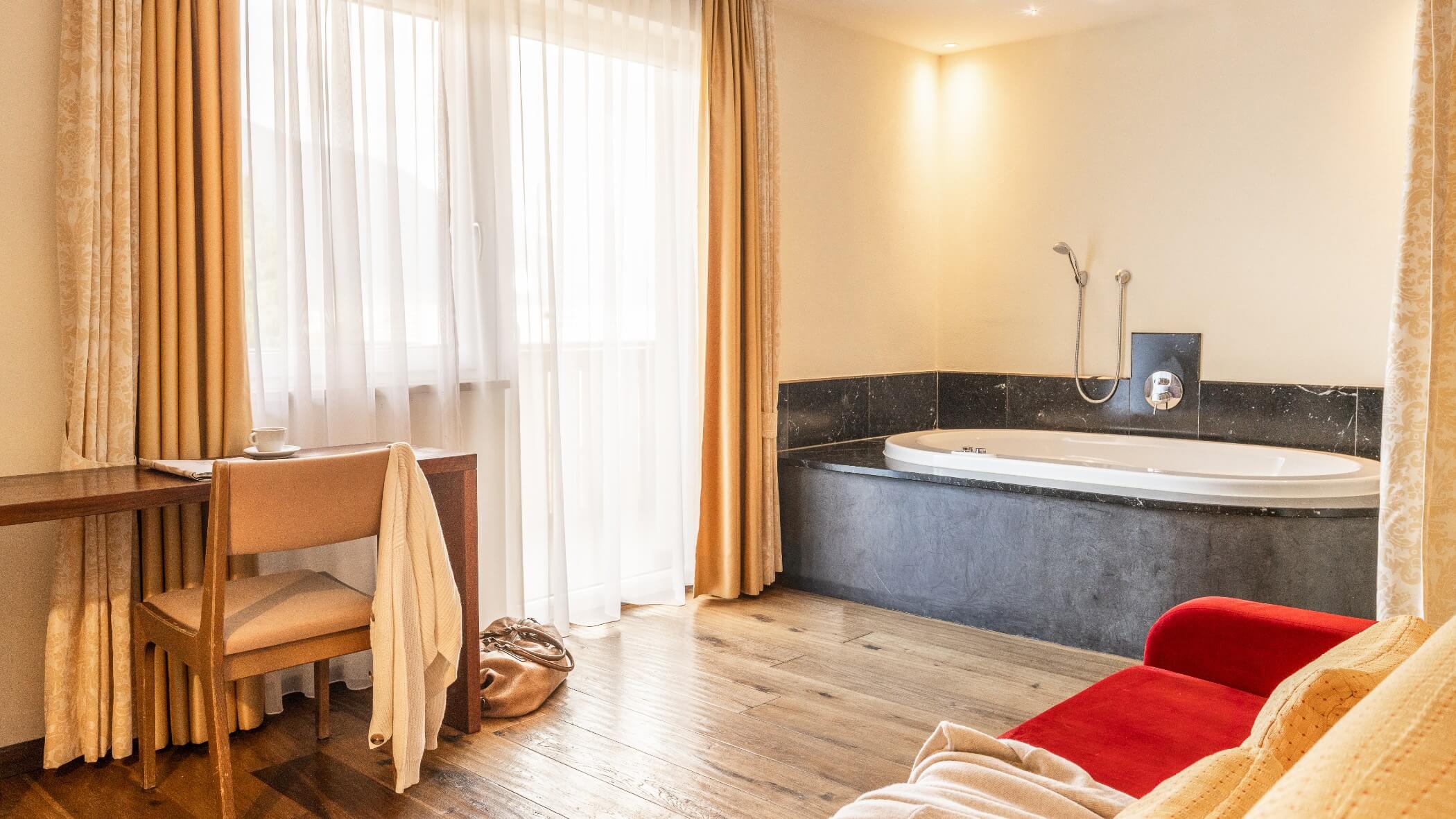 Jacuzzi Whirlpool mit schwarzem Marmor
