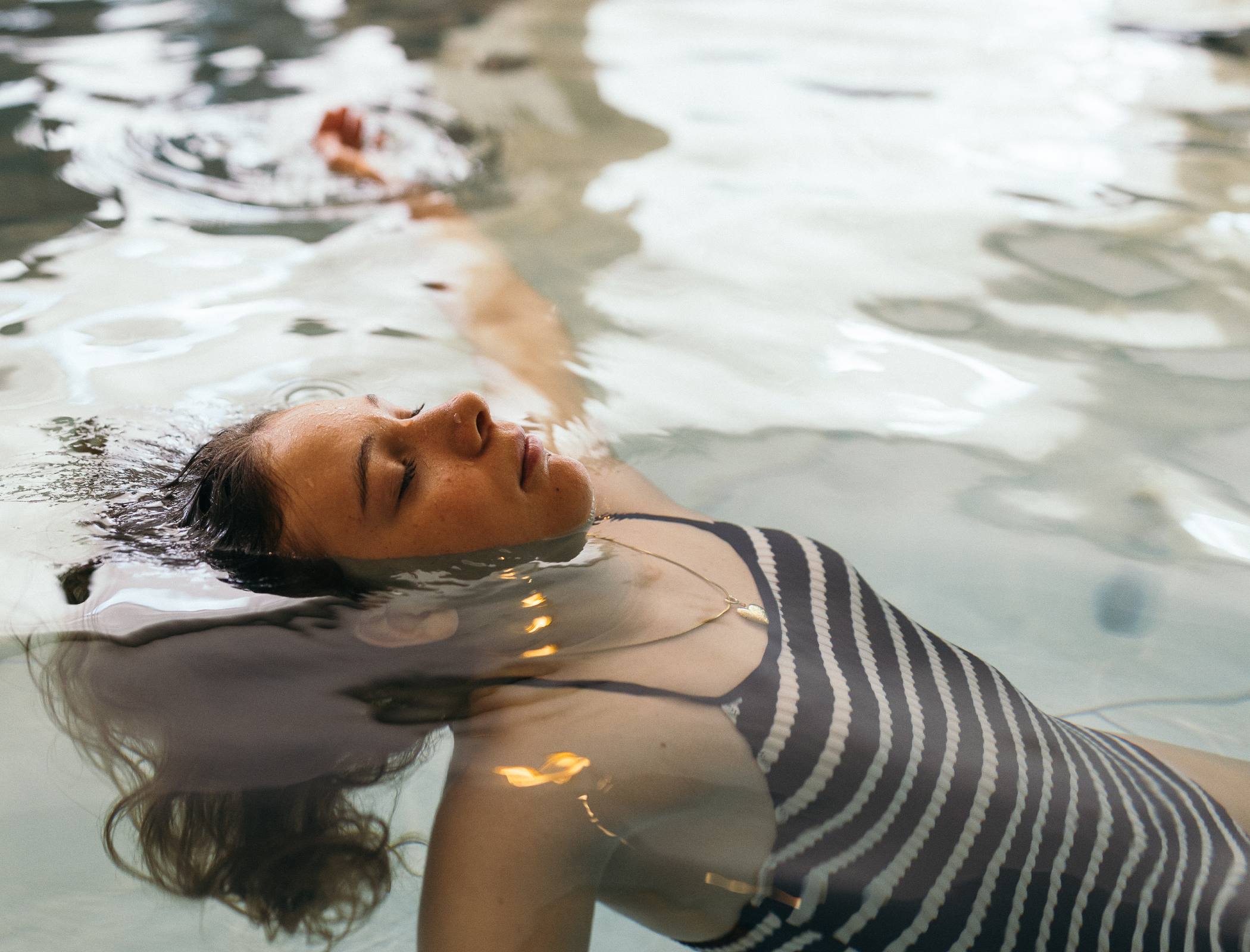Mädchen relaxt im Pool