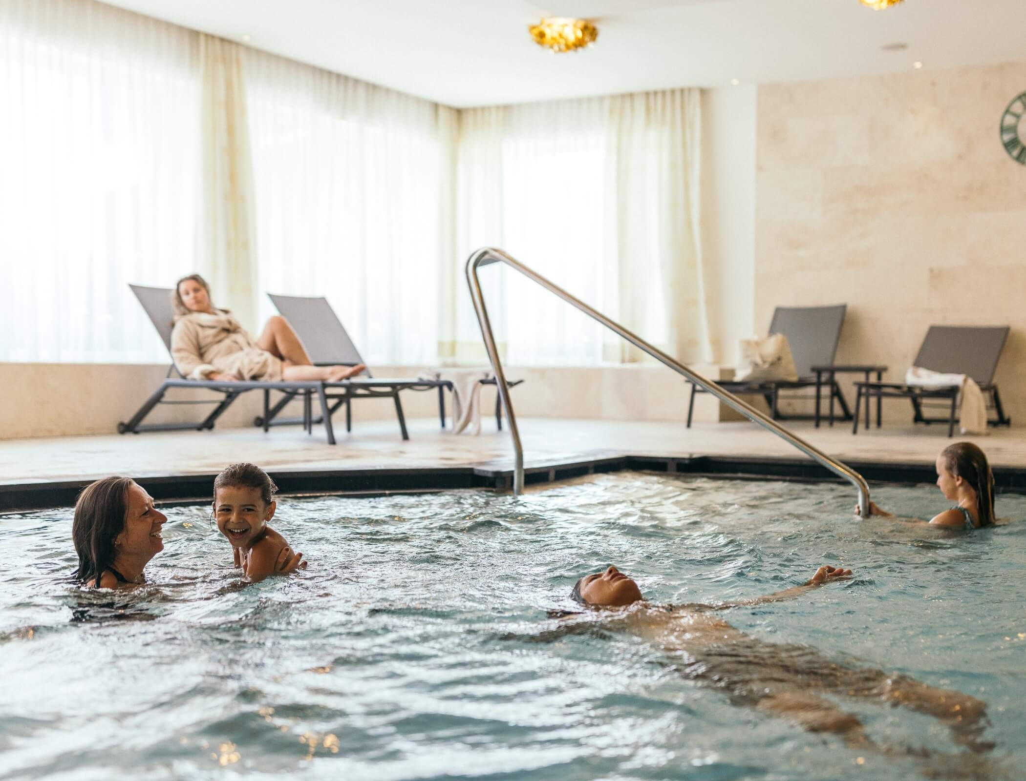 Kinder toben sich im Indoor Pool aus