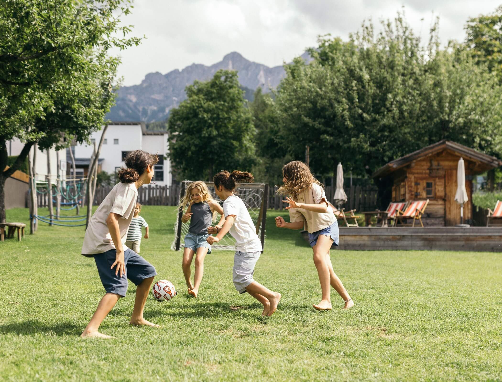 Kinder Fußball im Garten