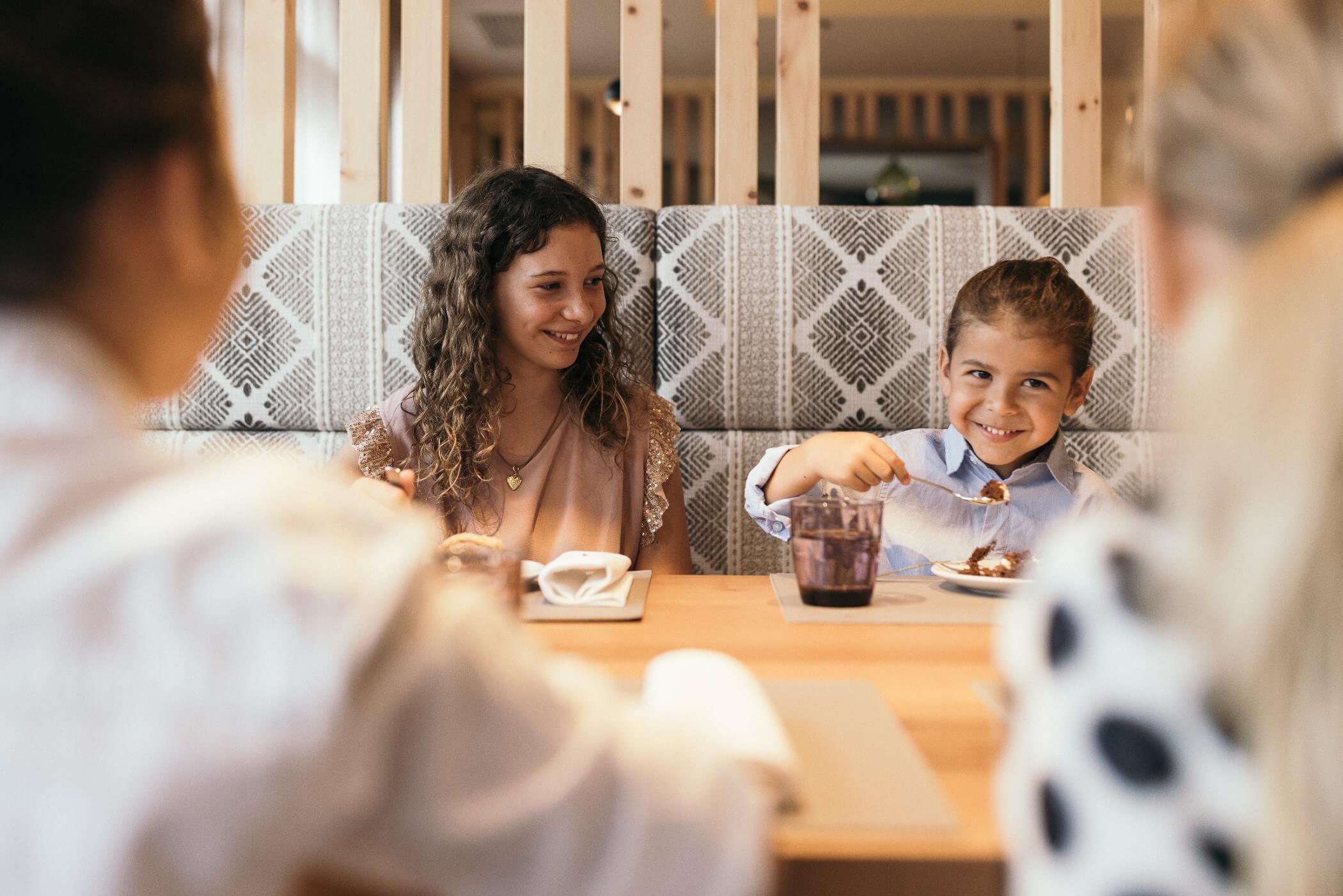 Kinder beim Abendessen im Hotel Fameli