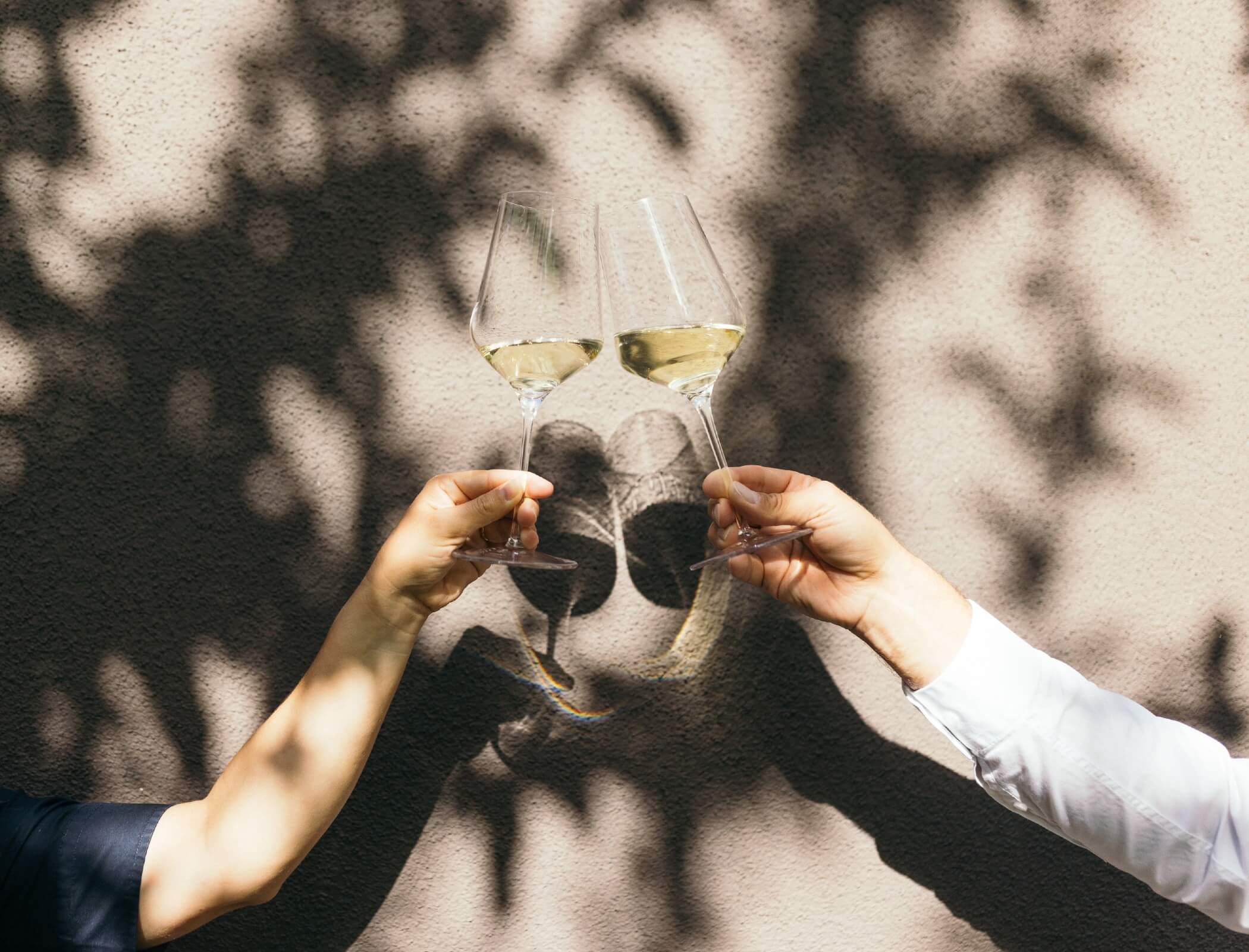 Ein Glas Wein zum Anstoßen