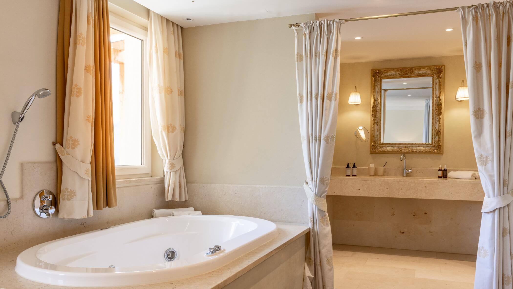 Jacuzzi Whirlpool mit Badezimmer